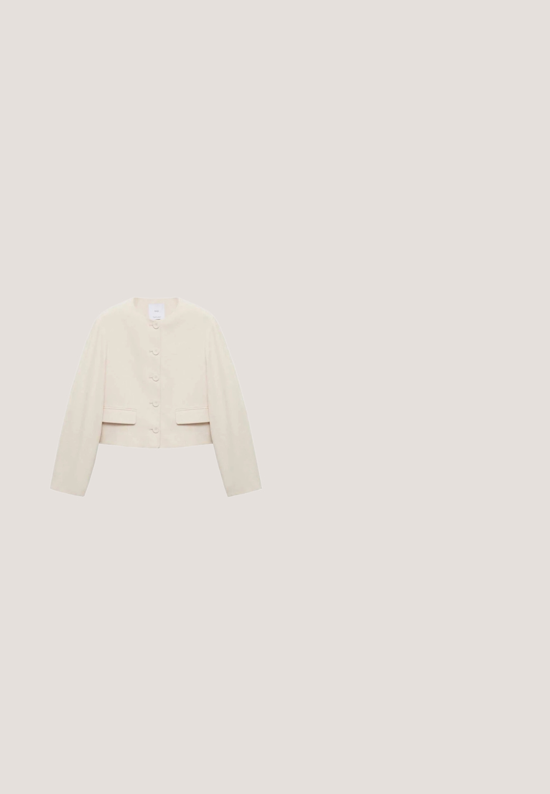 Beskåret jakke i beige stof; rund halsudskæring, frontlukning med seks knapper, to frontlommer, lange ærmer, minimalistisk design.; Beige strikket ærmeløs tanktop med tynde stropper og V-halsudskæring, med en lille hvid mærkeetiket inde i nakken.; Hvide flagrende bukser med en glat tekstur og rene linjer, udstyret med en mellemhøj talje og uden synligt hardware eller mønstre.; Brun læder slide sandal med sort sål, med krydsede remme, små gyldne nitter og en stor guldbøjle på en rem.; Runde solbriller med en guldfarvet metalramme, brune gradientlinser, klare plastdetaljer på siderne og brune mønstrede stængler.; Vævet beige shopper med struktureret form og korte, runde håndtag dækket af materiale i lysebrun med mønster.