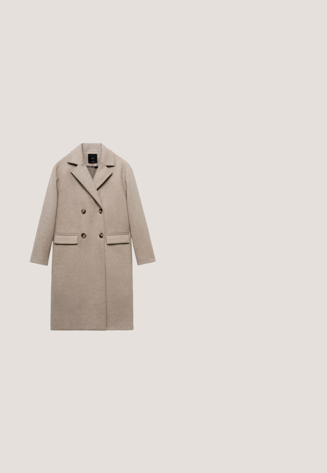 Manteau en laine beige avec un design croisé, des revers crantés et deux poches avant. Texture lisse avec des boutons ronds noirs.; Cardigan en tricot de couleur crème avec un décolleté en V profond et des manches longues, doté d'une fermeture éclair à l'avant avec un tirette en métal.; T-shirt en coton marron à manches courtes avec col rond, posé à plat, montrant la vue de face et l'étiquette de la marque à l'intérieur du col.; Pantalons larges marron en tissu doux et texturé. Le design présente une taille haute et une coupe ample, idéale pour un look décontracté.; Bottines tan en daim et fausse fourrure, avec une semelle épaisse, un détail en lacets et un revêtement en peluche pour un confort supplémentaire.; Sac à main en cuir suédé brun avec une forme structurée, deux poignées, un accent ceinture et un logo embossé sur le devant. Texture mate, design simple.