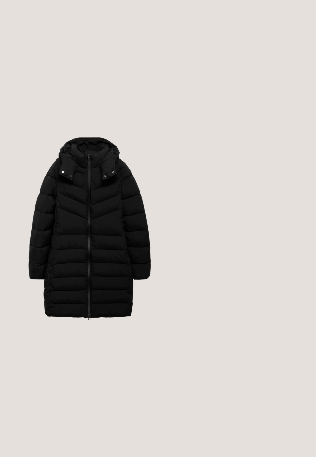 Zwarte pufferjas met een capuchon, met een ritssluiting aan de voorkant en een chevron-quiltontwerp. Gladde textuur met een knielange pasvorm en zonder zichtbare accenten.; Zwarte coltrui met lange mouwen, een aansluitende kraag en geribde manchetten op een witte achtergrond.; Zwarte denimjeans met een slanke pasvorm, vijf pocketontwerp, metalen hardware en een rits. Soepele textuur met een lichte stretch.; Zwarte leren kniehoog laars met een ronde neus, platte zool, decoratieve band en gouden gespdetail. Gladde textuur en klassiek ontwerp.; Zwarte rechthoekige zonnebril met grijze verloopglazen en smalle pootjes, Armani Exchange-logo op de rechterbovenhoek van het glas.; Zwarte leren handtas met dubbele handvatten aan de bovenkant, verstelbare schouderriem, gouden hardware en een gestructureerde afwerking. Voorzien van een sluiting aan de voorkant.