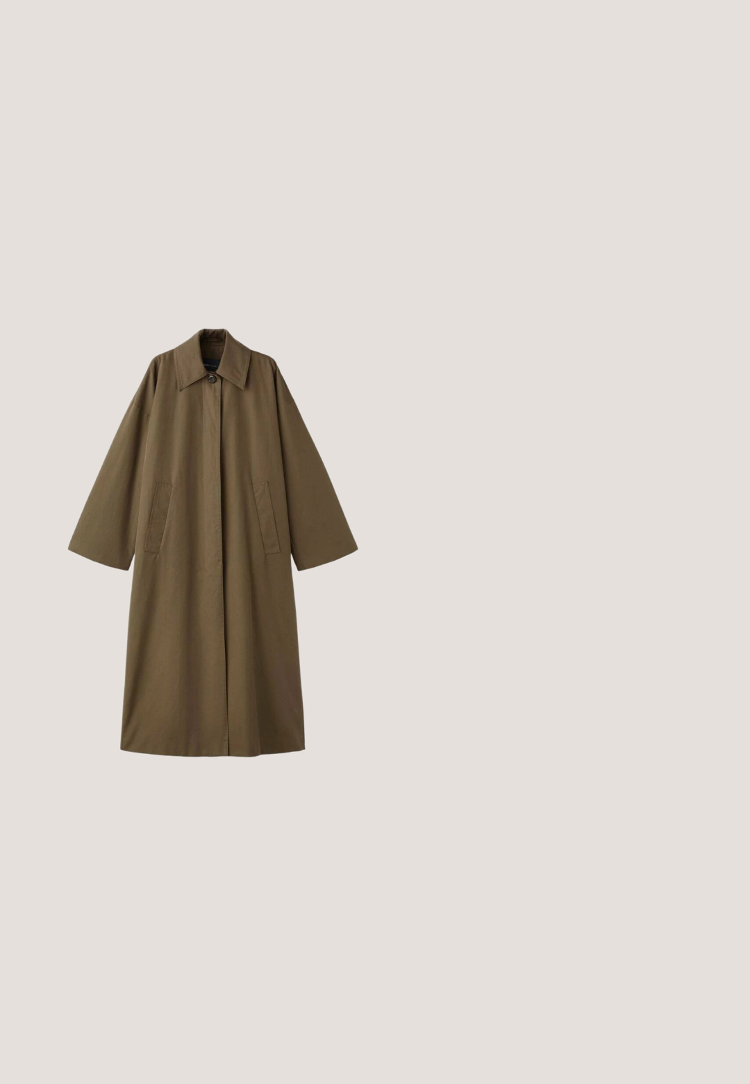 Manteau long en mélange de coton marron avec un col, deux poches avant et des manches larges, présentant une coupe droite et un design minimaliste.; Pull-over à manches longues de couleur vert olive avec un large col côtelé et deux boutons dorés sur la poitrine.; Chemise à manches longues, col rabattu en tissu doux, côtelé, rose poussière ; présente une patte de boutonnage avec des boutons contrastants et une coupe décontractée.; Pantalon marron ample avec ceinture élastique et poignets, poches latérales, en tissu lisse.; Basket compensée marron avec imprimé léopard, bandes blanches Adidas et doublure intérieure noire, vue de profil sur fond blanc.; Sac à main Guess en cuir marron avec poignées supérieures, nœuds décoratifs, ferrures dorées et forme rectangulaire.