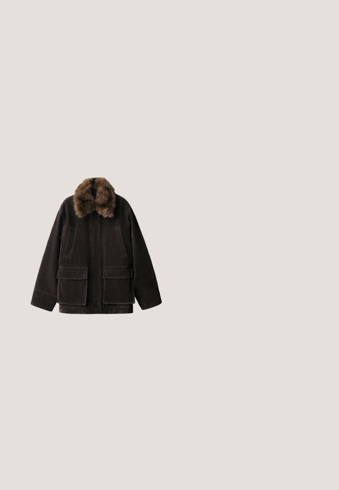 Brun ruskindsjakke med fake pelskrave, to forlommer og en afslappet pasform. Har et minimalistisk design og en solid konstruktion.; Sort cropped sweatshirt med V-hals og stor krave. Fremstillet af et glat stof, med lange ærmer og en tætsiddende talje.; Bukser med vide ben i mørkegråt stof, der har en skræddersyet frontplis, sidelommer og elastisk talje for komfort.; Sort ankelstøvle med ruskind og gummimaterialer, der har en tekstureret platformssål og en trækflig bagpå for nem påtagning.; Sorte rektangulære solbriller med gradient mørke linser. Glat plastikramme med et diskret logo på siden og et kantet design.; Sort lædertaske med to lange håndtag og glat tekstur, vist mod en hvid baggrund.