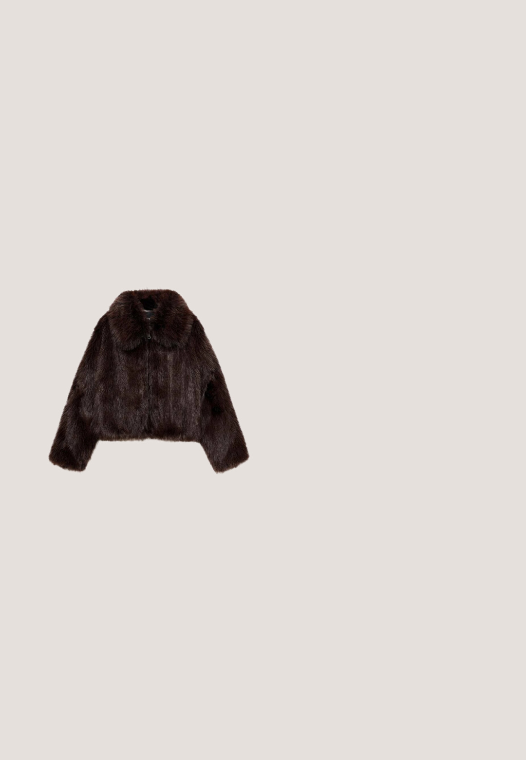 Veste courte en fausse fourrure marron avec col rond, manches longues et fermeture éclair. Texture douce et apparence pelucheuse.; Combinaison marron sans manches avec corsage smocké, bretelles nouées, taille peplum et jambes larges effilées avec poignets élastiques.; Pull en V beige fabriqué dans un tissu doux ; possède des manches longues, des poignets et un ourlet côtelés, et une coupe décontractée. Aucun motif ni ornement.; Chaussure de sport marron à enfiler avec une bride ajustable, côtés découpés et semelle rembourrée marquée "AIR" sur la semelle intermédiaire.; Lunettes de soleil rectangulaires en écailles de tortue avec des verres marron foncé et des branches fines, présentées sur fond blanc.; Sac à main en daim marron foncé en forme de croissant avec une seule sangle large et une texture lisse sur fond blanc.