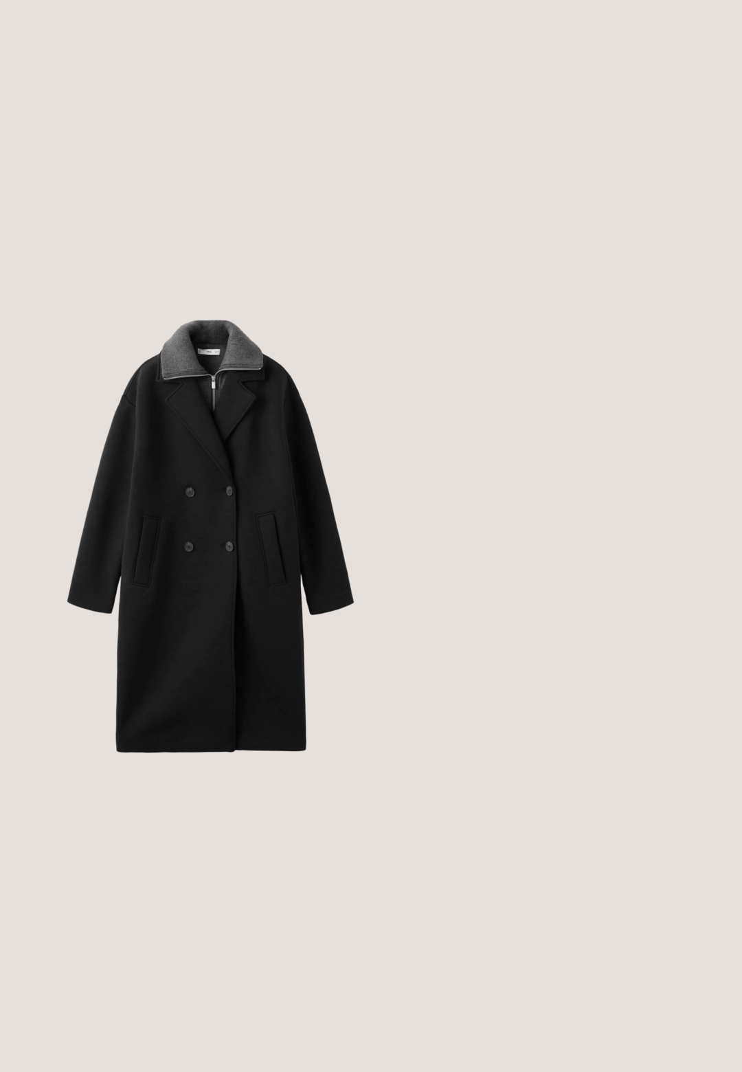 Sort dobbeltrækket frakke med store reverser, grå krave og to forlommer. Lavet af glat stof med en afslappet pasform og mellemlang design.; Sort ærmeløs jumpsuit med flad krave, bælte i taljen og vide ben. Fremstillet af glat stof med en skjult lynlås på ryggen.; Sort sandal med chunky sål, to brede stropper foran, ankelstrop og sølvspænde på hvid baggrund.; Solsystem med en mørk skildpaddemønstret ramme, grå linser og en gylden logoaccents på stængeren. Vinklet design med en blank finish.; Lille sort håndtaske i tekstureret læder med dobbelte top-håndtag og dekorative spænde-remme i guldtone på fronten.; Guldring med en oval sort ædelsten, flankeret af to sølvdetaljer, med et glat bånddesign og poleret overflade.