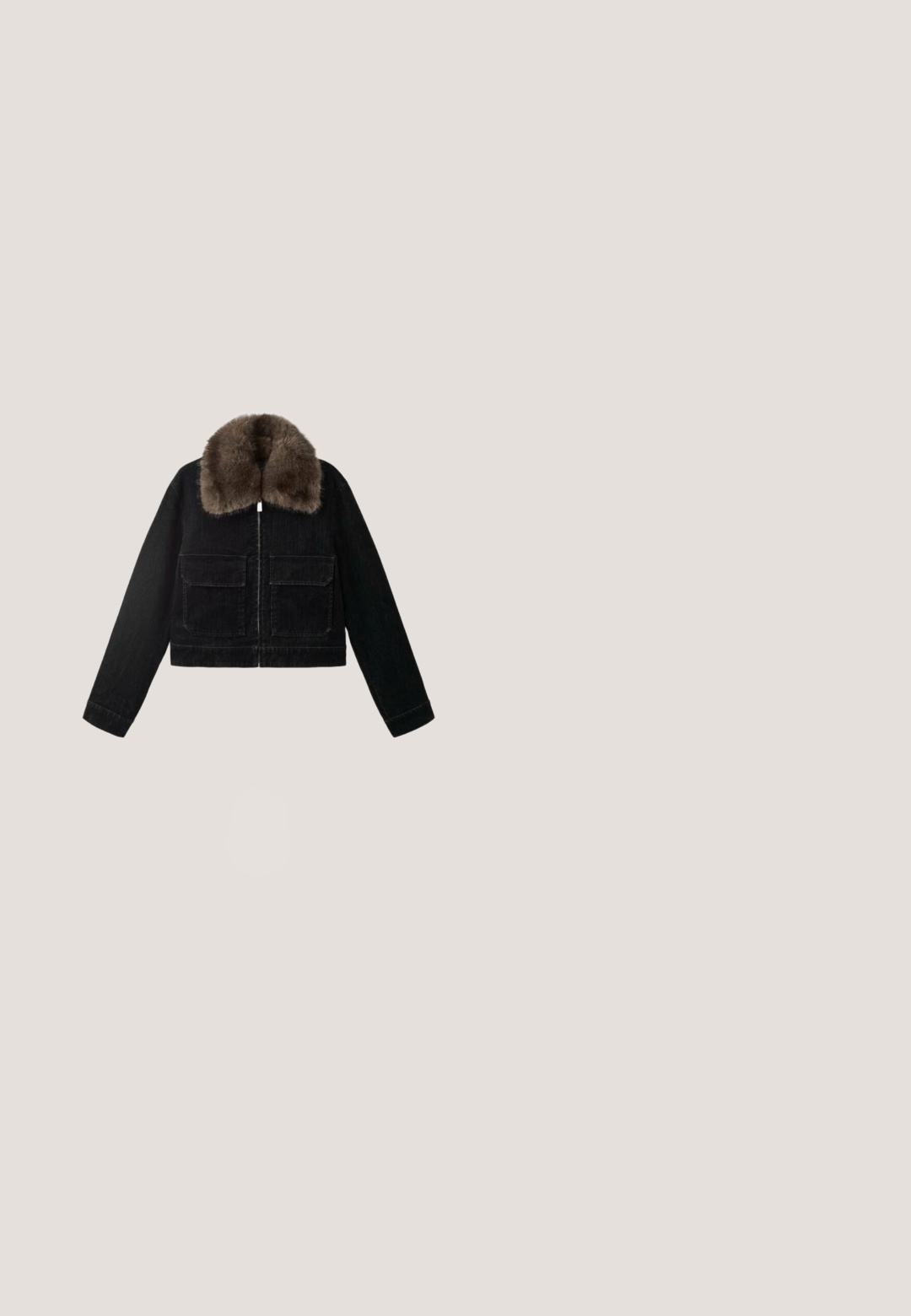 Veste en jean noir cropped avec un col en fourrure marron, comportant deux poches plaquées à l'avant et une fermeture éclair. Texture lisse et silhouette structurée.; Gros plan sur un tissu noir lisse et doux avec des plis légers et une texture fine et régulière.; Escarpin noir à bout pointu, bride arrière, talon bas et tissu transparent avec motif floral brodé.; Lunettes de soleil carrées noires avec verres gris, arborant trois strass transparents sur chaque branche et des accents en métal argenté.; Sac à main en sequins noir et or, de forme arrondie, avec une courte poignée et une surface texturée. Présente des accents scintillants sur toute sa surface.; Boucles d'oreilles goutte ton or avec plusieurs pierres précieuses claires rondes disposées en un motif abstrait et ramifié.