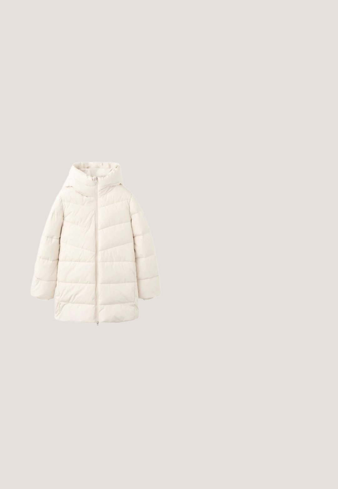 Lichtbeige gewatteerde jas met capuchon, voorzien van een ritssluiting aan de voorkant en een doorgestikt patroon. Korte, oversized pasvorm met gestructureerde stof.; Lichtpaarse fleece trui met een hoge kraag, halfrits sluiting en een gestructureerd oppervlak. Verlaten schouders en een comfortabele pasvorm.; Langsleeve crèmekleurig shirt van een zachte, gladde stof met een ronde halslijn en een minimalistisch ontwerp. Geen patronen of aanvullende accenten.; Beige geribbelde legging met een brede tailleband, taps toelopende benen en een gladde textuur, ontworpen voor comfort en flexibiliteit.; Lichtroze glanzende enkelboot met elastische zijpanelen, robuuste grijze rubberen zool en een gestructureerd profiel voor grip. Strak, minimalistisch ontwerp.; Crèmekleurige, zachte draagtas met dikke handvatten en een hangende roze geruite hartbedel vastgebonden met een witte parelstrik.
