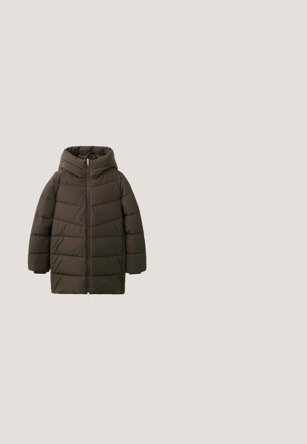 Braune wattierte Jacke mit Kapuze, ausgestattet mit einem Frontreißverschluss, diagonalem Steppmuster und weiten Ärmeln für Wärme und Komfort.; Dunkelbrauner Polo-Pullover mit langen Ärmeln, Strickmuster, Kragen und zweiknöpfiger Blende, auf weißem Hintergrund präsentiert.; Ausgestellte dunkelblaue Denim-Jeans mit verblassten Akzenten, fünf Taschen und einem rohen Saum. Aus Baumwolle mit einem Knopfverschluss und Gürtelschlaufen gefertigt.; Braune Wildleder-Stiefelette mit spitzem Zehenbereich und klobigem Absatz, die ein minimalistisches Design und eine glatte Textur vor einem weißen Hintergrund zeigt.; Rechteckige Schildpatt-Sonnenbrille mit dunkelbraunen Gläsern und schlanken Bügeln, vor weißem Hintergrund dargestellt.; Weiche schwarze Wildleder-Schultertasche mit einem einzelnen breiten Riemen und einer abgerundeten, leicht schlaffen Form.