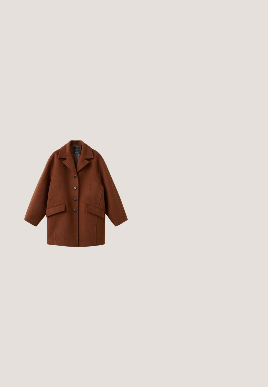 Manteau marron en mélange de laine avec col, fermeture à boutons sur le devant, deux poches latérales et épaules tombantes. Texture lisse et coupe oversize.; Robe marron à manches longues avec un motif cachemire noir. Col montant avec une ouverture en goutte d'eau dans le dos. Tissu lisse et léger.; Botte haute en cuir marron avec couture verticale, bout arrondi et talon bloc. Texture lisse et design minimaliste.; Lunettes de soleil rectangulaires marron avec des verres teintés et un accent logo doré sur le côté. Monture en plastique avec une finition lisse.; Sac à main marron avec une surface à motifs, une bandoulière unique et une petite étiquette en cuir attachée avec un charm rond doré.; Collier délicat avec chaîne en or et plusieurs rangs drapés de petites perles foncées, reliés par des fermoirs ronds en or.