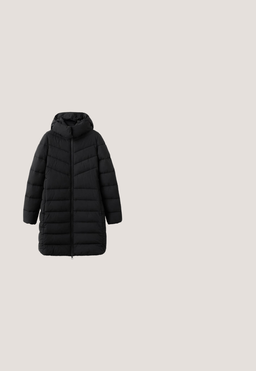 Sort dunjakke med hætte, der har lynlås foran og vandret sømmønster. Jakken er knælængde og har en blød, isoleret tekstur.; Bordeaux turtleneck sweater lavet af blødt strikmateriale med lange ærmer, der har ribbede manchetter og krave, samt et afslappet pasform design.; Sort oversized T-shirt med korte ærmer og rund halsudskæring med en lige kant, vist på en hvid baggrund.; Sorte vidde jeans lavet af denim, med høj talje, fem lommer og sølvfarvet hardware. Glat tekstur med subtile detaljer.; Gul lædersneakers med sorte striber, snørebånd, perforeret tå og teksturerede hælforskelle mærket "adidas Japan." Gummiydersål.; Sort nylon håndtaske med dobbelte håndtag og justerbar skulderrem. Bemærkelsesværdig sølvhardware og cirkulært logo i detaljen foran.