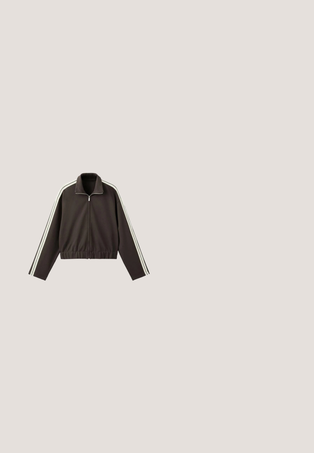 Veste marron à fermeture éclair, fabriquée en tissu lisse, avec des rayures blanches sur les côtés, un col montant et une taille ajustée. Manches longues incluses.; Veste marron à manches longues avec fermeture éclair sur toute la longueur, col montant et deux poches avant, posée à plat sur un fond blanc.; Débardeur court marron foncé sans manches avec larges bretelles et encolure carrée.; Leggings marron évasés en tissu extensible avec une large ceinture plate et une texture lisse. Design simple, sans motifs ni accents visibles.; Baskets en suède marron et gris avec semelle blanche et lacets marron et blanc dépareillés, présentées en profil sur fond blanc.; Sac à bandoulière en cuir marron foncé avec une sangle unique et deux accents métalliques décoratifs argentés sur un nœud latéral.