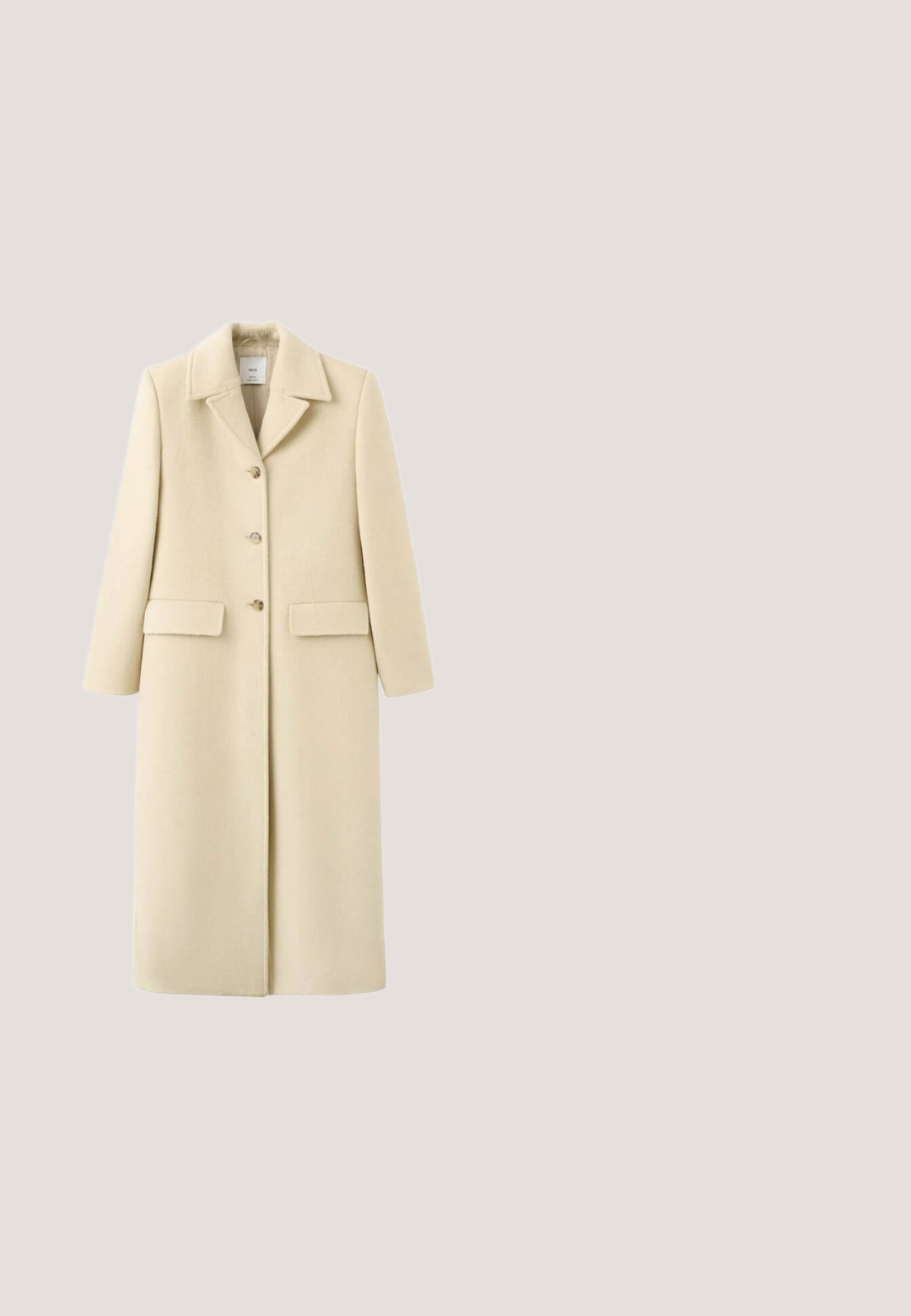 Lange beige wollen jas met reverskraag, drie knopen aan de voorkant en twee klepzakken op heuphoogte.; Donkergrijze polo met korte mouwen, gemaakt van zachte stof, met een notch-kraag en een drie-knopen sluiting aan de voorkant.; Zwarte broek met wijde pijpen en hoge taille, voorzien van twee plooien aan de voorkant, riemlussen en een gladde, gestructureerde stofstructuur.; Zwarte gesloten pump van suède met een blokhak, voorzien van een gouden decoratief accent op de neus en een gladde, zachte textuur.; Zwarte leren handtas met een gestructureerde afwerking, een gebogen vorm en een enkele schouderriem. Heeft een ritssluiting en goudkleurige metalen accenten.; Transparante armband van gemarmerde hars in tinten crème en lichtbruin, met een glad, gebogen ontwerp voorzien van gepolijste randen en een subtiele glans.