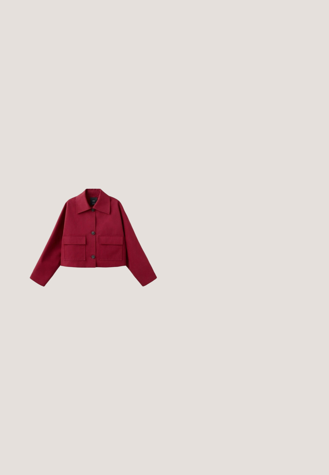 Donkerrood cropped jack met brede kraag, knoopsluiting aan de voorkant en twee grote klepzakken aan de voorkant, afgebeeld op een witte achtergrond.; Zwarte trui met een zachte textuur, met het woord "lucky" in witte, pluizige letters op de voorkant. Ronde hals en lange mouwen.; Zwart mouwloos topje met ronde hals en lichte plooitjes aan de zoom, gelabeld Street One.; Zwarte jeans met wijde pijpen van denim, met een hoge taille, koperen klinknagels en een nette afwerking aan de zoom, wat zorgt voor een ontspannen silhouet.; Zwarte leren instapschoen met een dikke rubberen zool, pennystrap en ronde neus, weergegeven in zijprofiel op een witte achtergrond.; Grote grijze gevlochten leren boodschappentas met een enkele dikke hengsel en een gestructureerd mandweefpatroon.