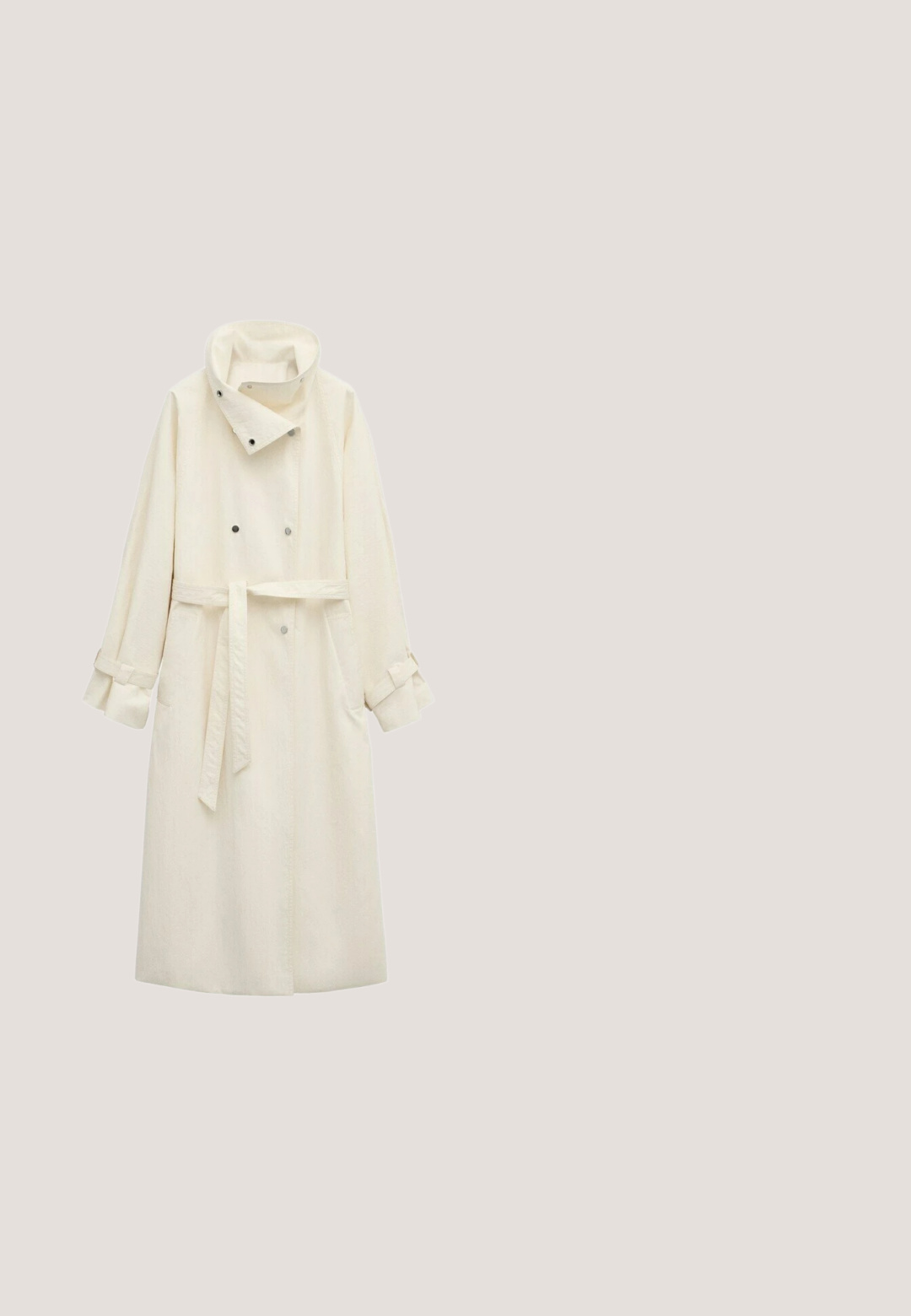 Lang cremefarvet trenchcoat med høj krave, dobbeltradede knapper, bælte i taljen og justerbare stropmanchetter.; Hvid langærmet skjorte med knapper og spids krave samt en asymmetrisk stofsløjfe på venstre side.; Damebukser med høj talje i cremefarve med frontplisseringer, bæltestropper og let udvidede ben, vist på en hvid baggrund.; Beige læderballetsko med sorte patentlæderkapper og hælaccent. Lav hæl og glat tekstur med afrundede kanter.; Hvid quiltet læderhåndtaske med guldfarvet drejelås og guldkæde med læder skulderstrop, sat mod en hvid baggrund.; Fin guldhalskæde med små hvide perler og tre jævnt fordelte guldhjerteformede vedhæng, sikret med en hummerlås og forlængerkæde.