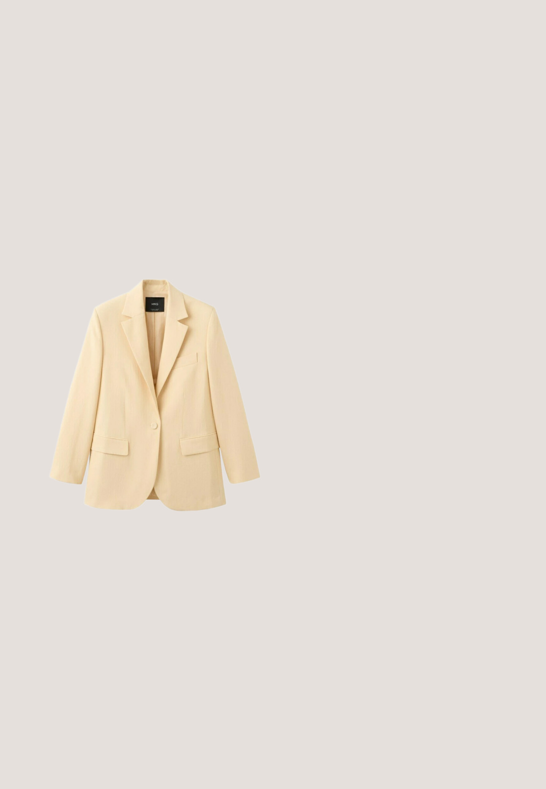 Blazer beige à un seul bouton avec revers crantés, deux poches à rabat avant et une poche poitrine, présenté sur un fond blanc.; Combinaison blanche bustier à jambes larges avec un liseré noir le long du haut et des coutures cintrées sur le corsage.; Mule blanche en cuir à bout ouvert avec un petit talon fin et une semelle mince, vue de profil sur un fond blanc.; Lunettes de soleil écaille de tortue avec un design œil de chat. Verres marron, branches fines et finition brillante. Logo de marque notable sur la branche.; Sac à main tissé rectangulaire couleur fauve avec deux longues poignées lisses et un motif en treillis ouvert sur l'ensemble du corps du sac.; Bracelet en chaîne ton or avec divers charms, comprenant un coquillage, une ancre et une étoile de mer, doté d'un fermoir homard pour une fermeture sécurisée.