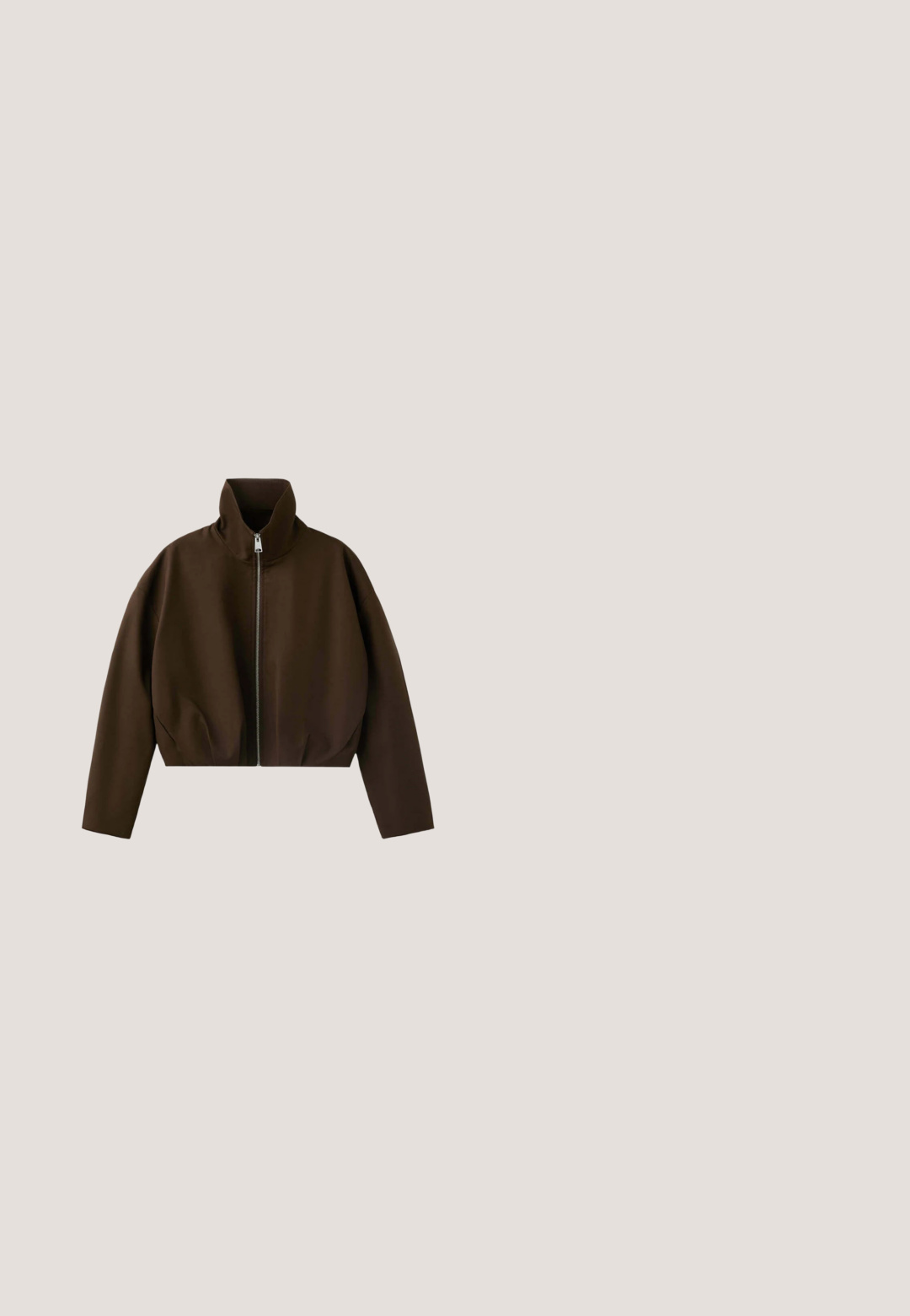Chaqueta marrón de cuello alto con cremallera, manga larga y un corte ligeramente corto, mostrada sobre un fondo blanco.; Tela de color marrón oscuro con un tejido fino y texturizado, mostrando sutiles arrugas y sombras, lo que indica un material suave y flexible.; Skort deportivo marrón oscuro con una cintura ancha y una superposición de tela fruncida, con aberturas laterales en los pantalones cortos que lleva debajo.; Botín de goma negro con punta redonda y suela texturizada. Presenta un detalle de hebilla y una etiqueta de marca en la parte superior. Superficie lisa y diseño alto.; Gafas de sol ovaladas translúcidas marrones con lentes tintadas y varillas delgadas colocadas sobre un fondo blanco.; Bolso hobo de ante marrón oscuro suave con una correa ancha y única y base redondeada sobre un fondo blanco.