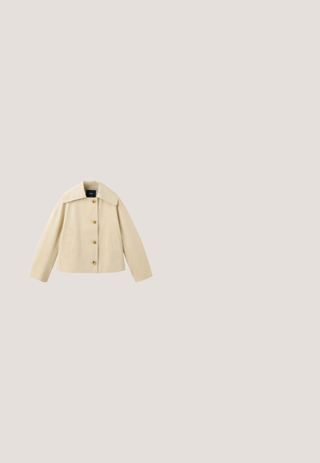 Beige cropped jasje met brede kraag, vier knopen aan de voorkant en twee zijzakken, getoond op een witte achtergrond.; Beige trui met korte mouwen en zwarte horizontale strepen, ronde halslijn en gebreide textuur. Eenvoudig, klassiek ontwerp zonder extra accenten.; Beige shorts met hoge taille, plooien en bijpassende stoffen riem met ronde gesp, ontworpen voor een losse pasvorm.; Bruine leren rijlaars met een ronde neus, hoge schacht en decoratieve gesp aan de bovenkant. Heeft gestikte accenten en een lage hak.; Tortoiseshell zonnebril met rechthoekige bruine lenzen, dikke kunststof monturen en een subtiele logo-accent aan de zijkant.; Bruine textuurtas met zwarte handvatten en een zwart bevestigd label met gouden hardware, weergegeven op een witte achtergrond.