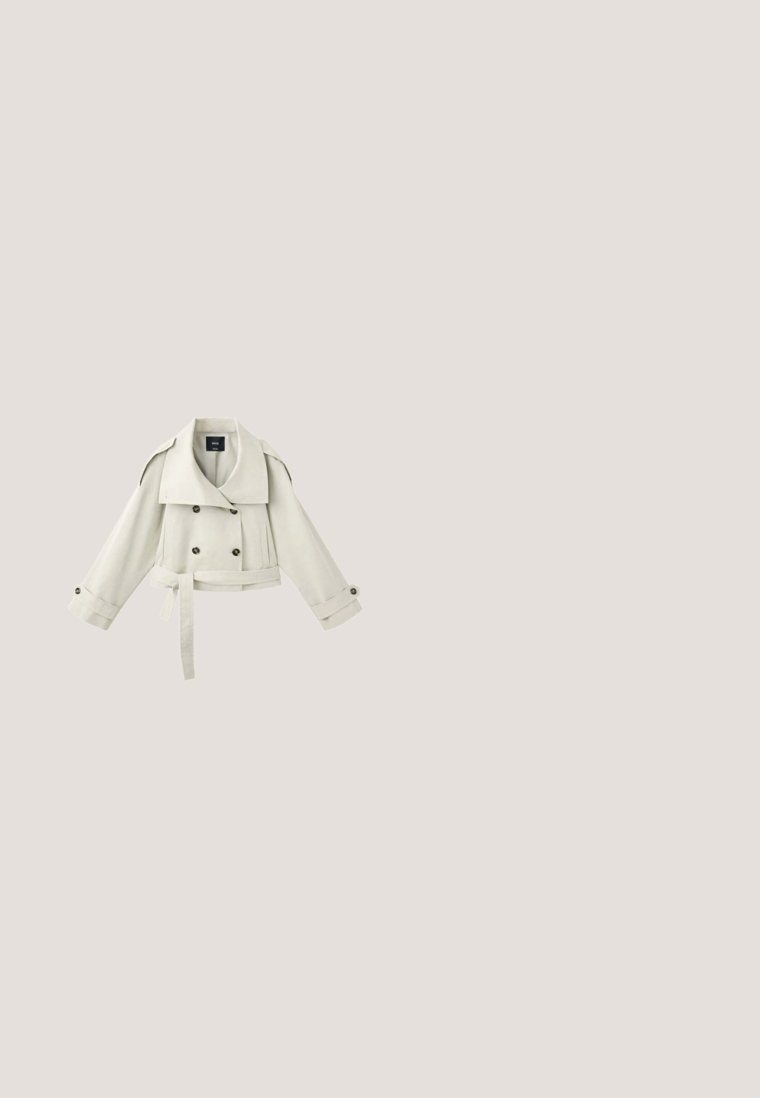 Lysebeige cropped trenchcoat med dobbeltradede knapper, bred krave, bælte og knappede manchetter på lange ærmer.; Lang, cremet hvid kjole med ribbet tekstur og blomsterlacemønster. Ærmeløs design, gulvlængde, skræddersyet pasform og rund halsudskæring.; Beige ruskind westernstøvle til midten af læggen med dekorative stikninger, sidelås, trækstrop, chunky træhæl og spids tå.; Brune rektangulære solbriller med ramme i guld-tonet metal, kontrasterende mørkebrune temple tips og klare hardware detaljer.; Cremefarvet skuldertaske med flettet håndtag, sølvnittepynt, sidekvaster og aftagelig crossbody-rem mod en hvid baggrund.; Delikat guldkæde halskæde med muslingeskal, vinge og perle vedhæng hængende i midten.