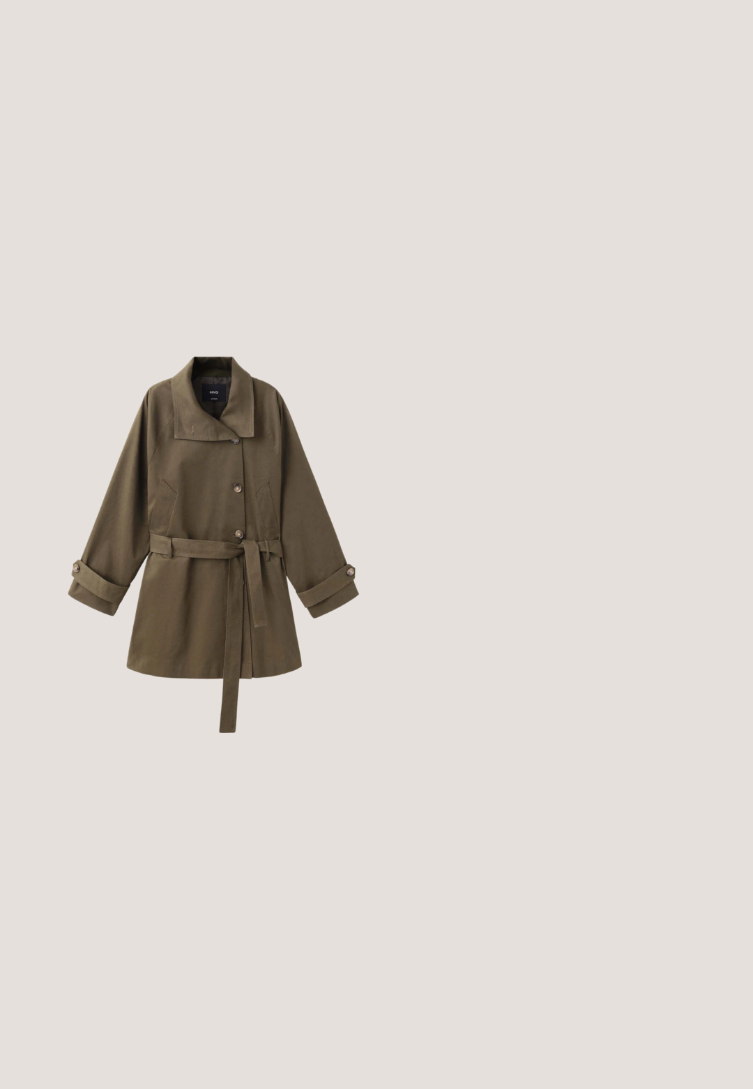 Olivgrüner Trenchcoat mit Gürtel, weitem Kragen, drei Knöpfen vorne, langen Ärmeln mit knöpfbaren Manschetten und seitlichen Taschen.; Dunkelgrünes, einseitig schulterfreies langes Kleid mit einer großen Schleifendetail an der Schulter und einer figurbetonten, gerafften Silhouette.; Spitzer Pumps mit spitz zulaufender Spitze im dunkelgrünen und schwarzen Camouflage-Muster, gefertigt aus strukturiertem Stoff mit einem markanten metallischen Absatz.; Grüne Katzenaugen-Sonnenbrille mit dunklen Gläsern, goldenen Akzenten und metallischen Details an den Bügeln. Die matte Oberfläche des Gestells verleiht Textur.; Dunkelgrüne, strukturierte Leder-Handtasche mit einem verstellbaren Tragegurt und einem goldenen "L"-Dekorverschluss auf der Vorderseite.; Dunkelgrünes facettiertes Perlen-Stretcharmband mit einem goldenen, augenförmigen Anhänger mit einem zentralen grünen Edelstein.