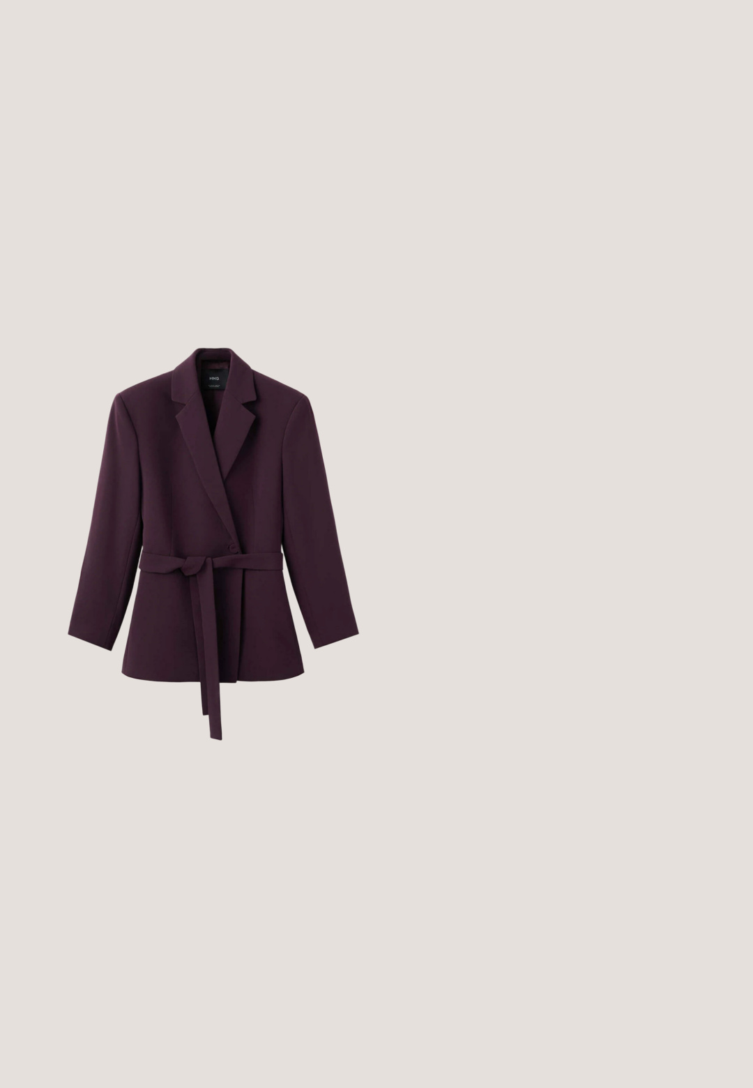 Donkerpaarse, op maat gemaakte blazer met lange mouwen, reverskraag met inkeping, sluiting met één knoop en bijpassende stoffen riem gestrikt in de taille.; Mouwloze paarse maxijurk met donkere bloemenpatronen en geplooide stofdetails, plat uitgestald op een witte achtergrond.; Slingback hakken in diep bordeauxsuède, spitse neus, slanke hoge hak en blootgestelde enkel met een ronde metalen gespaccent.; Donkerrode oversized zonnebril met roze glazen en gouden decoratieve accenten op de scharnieren, getoond op een witte achtergrond.; Donkerpaarse leren polstasje met geplooide bovenkant, gevlochten trekkoord en verstelbare band getoond op een witte achtergrond.; Gouden stud oorbellen met rechthoekige robijnstenen met een facetteeroppervlak, gezet in een gestructureerde gouden setting. Helderrode kleur met een gepolijste afwerking.