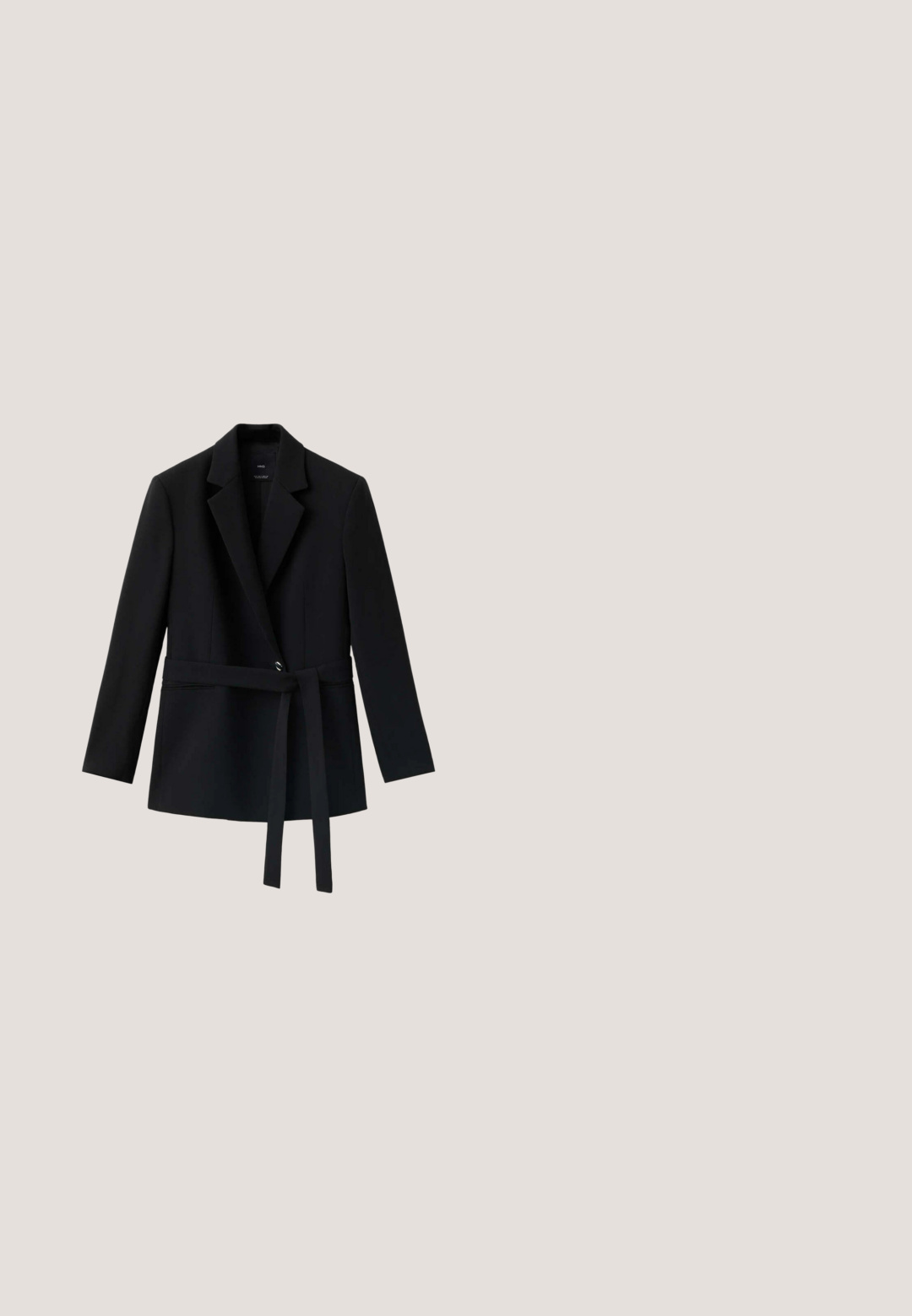 Blazer noir sur mesure avec manches longues, col à revers cranté, fermeture à un bouton et ceinture assortie nouée à la taille sur fond blanc.; Robe mini noire sans manches avec fines bretelles et un milieu resserré et volumineux composé de panneaux en tissu transparent sur les côtés.; Pantalon noir à jambes larges avec passants de ceinture, bouton frontal et fermeture éclair, étalé à plat sur un fond blanc.; Chaussure à talon haut à bride arrière en cuir verni noir avec bout pointu et bride ajustable à boucle sur fond blanc.; Lunettes de soleil noires et dorées avec une monture carrée, des verres violets dégradés, des accents en métal et des embouts d'oreilles texturés noirs.; Sac à main en cuir noir avec un rabat incurvé et un fermoir rond doré, avec une poignée courte unique sur le dessus.