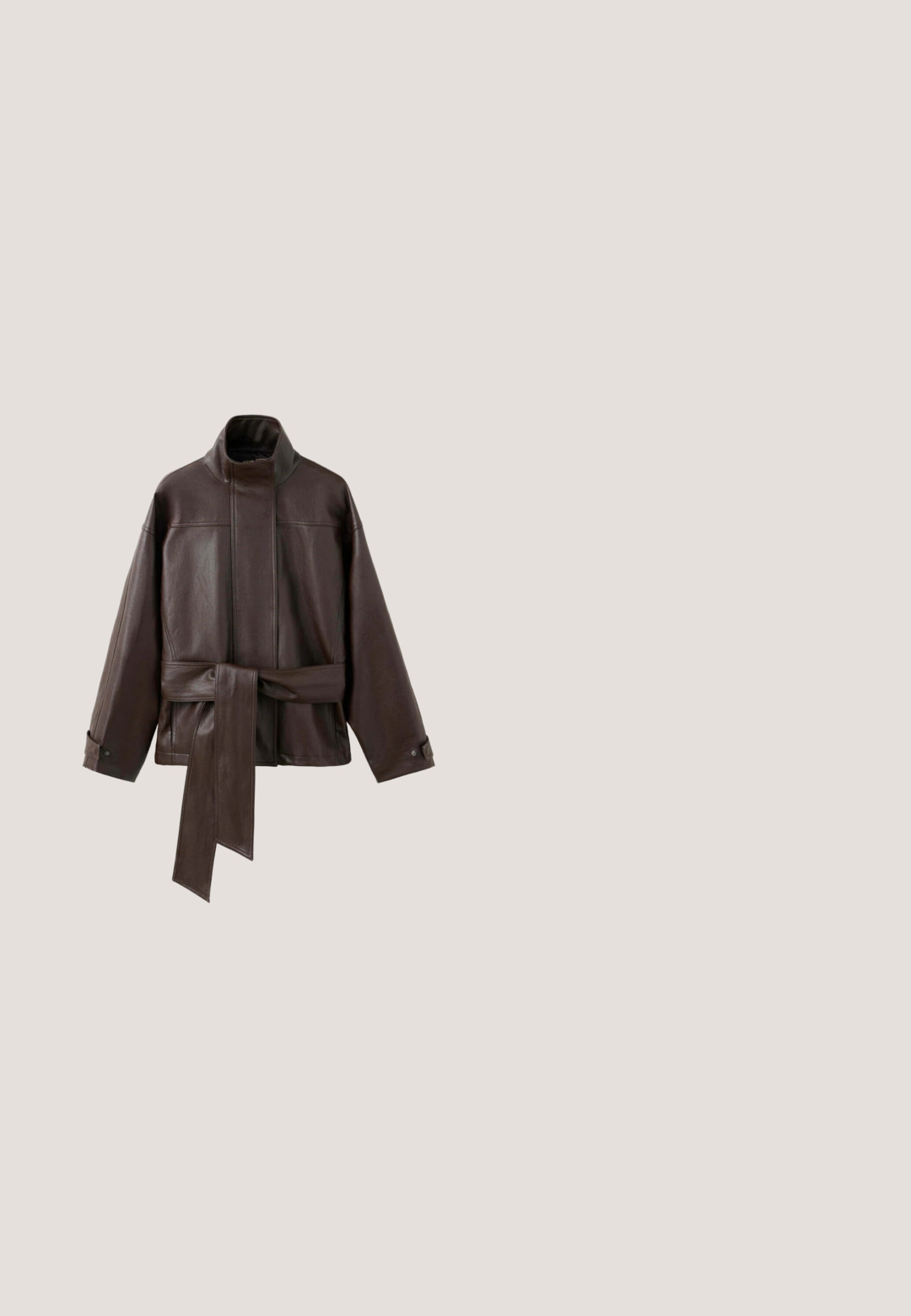 Veste en cuir marron foncé avec col montant, manches longues, poignets boutonnés et large ceinture nouée à la taille.; Haut en maille marron foncé sans manches avec un col rond et un ourlet côtelé, présenté sur fond blanc.; Pantalons marron à jambe large avec une texture lisse, des plis avant et une taille haute. Dotés d'un design ajusté et de poches latérales.; Escarpin slingback en cuir marron à motif crocodile avec bout pointu et petit talon kitten avec une petite bride à boucle dorée.; Lunettes de soleil rectangulaires en écailles de tortue avec des verres marron foncé et des branches fines, présentées sur fond blanc.; Sac à main en cuir marron foncé avec deux poignées, une sangle centrale à boucle et des détails en métal doré.