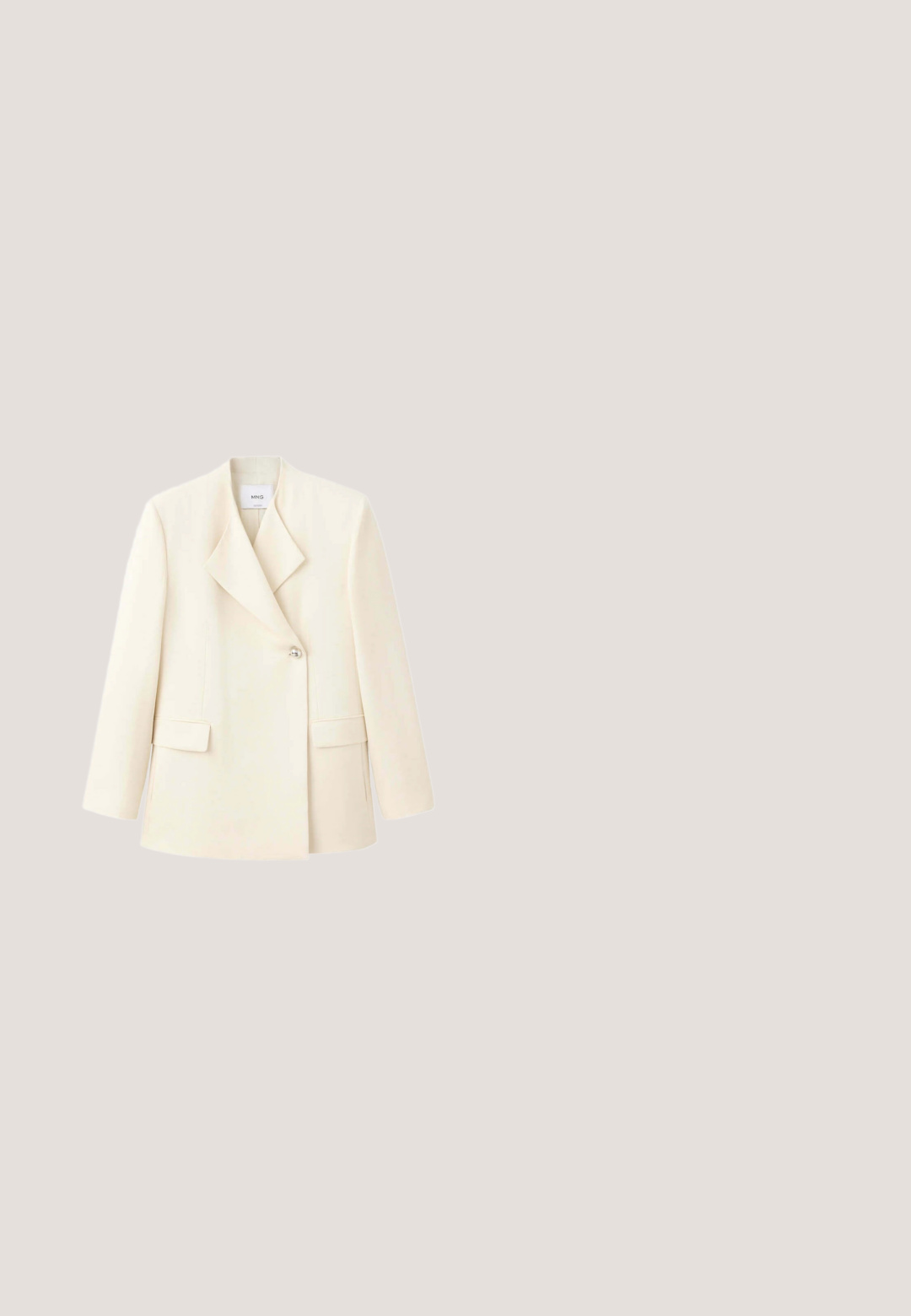 Blazer femenino de color crema con solapas anchas, cierre de un solo botón y bolsillos frontales con solapa, mostrado sobre fondo blanco.; Camison de satén en crema con un cuerpo de encaje negro y ribete. Escote en V y tirantes ajustables. Largo hasta el suelo con detalles de encaje en los laterales.; Zapato de tacón alto beige con cubierta de encaje, puntera puntiaguda, tacón fino y un pequeño lazo decorativo en la parte delantera.; Gafas de sol color crema con lentes en forma ovalada, tintados en marrón, que presentan un acabado brillante y un discreto logo de "Vogue" en el lateral.; Bolso rectangular pequeño de color beige con asas superiores, correa delgada para el hombro desmontable con detalles de cadena y una etiqueta de la marca Guess adjunta.; Pulsera elástica de pequeñas perlas blancas irregulares con un pequeño encanto ovalado de oro que presenta un diseño de trébol blanco.