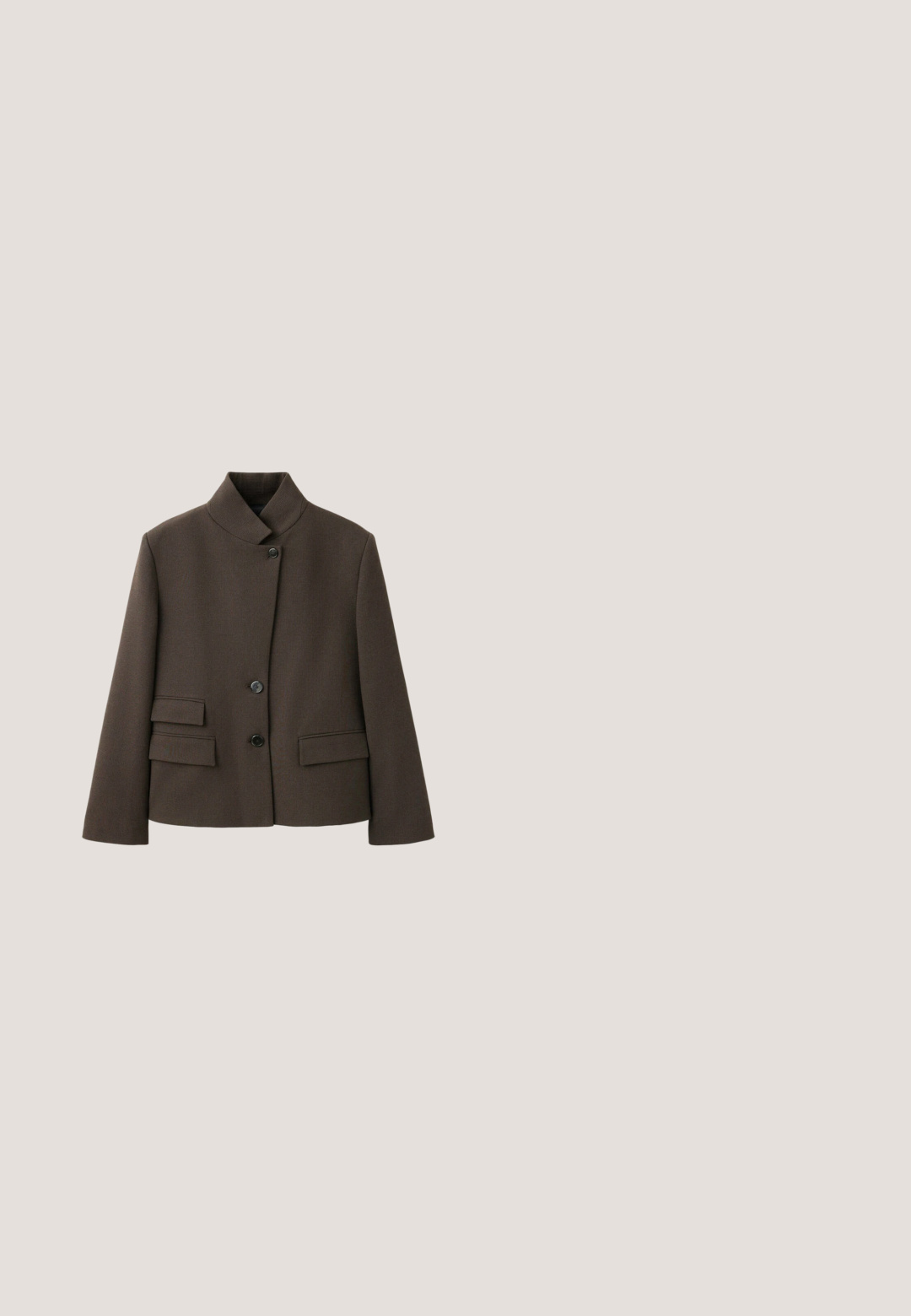 Chaqueta marrón a medida con cuello alto, tres botones negros y dos bolsillos con solapa en cada lado al frente.; Chaleco de punto marrón sin mangas con escote redondo y tres botones decorativos dorados en el centro frontal.; Pantalones de pierna ancha marrones, confeccionados en un tejido suave con cintura alta, que cuentan con bolsillos frontales y un pliegue bien definido en la parte delantera.; Bota de cuero marrón oscuro hasta el tobillo con punta afilada y tacón ancho sobre fondo blanco.; Gafas de sol marrones, gruesas y cuadradas con lentes degradados en marrón; patillas negras con detalles plateados; montura transparente texturizada.; Bolso de cuero marrón con textura de cocodrilo, forma redondeada, asa corta y detalles metálicos en dorado. Diseño compacto para facilitar el transporte.