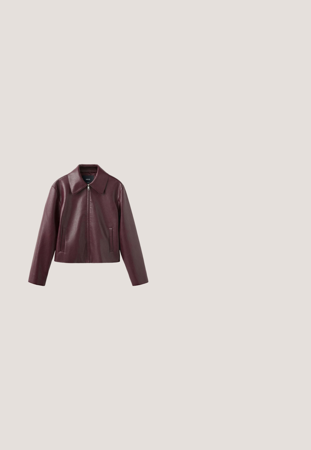 Donker bordeaux faux leren jas met een brede kraag, ritssluiting aan de voorkant, lange mouwen en twee verticale zakken aan de voorkant.; Bordeaux chiffon blouse met een gedrapeerde hals en lange mouwen. De mouwen hebben gather cuffs, wat een vloeiende silhouet creëert.; Donkerbruine, wijduitlopende cropped broek met een hoge taille en subtiele voorplooien, plat neergelegd op een witte achtergrond.; Bordeauxkleurige slingback schoen van lakleer met een puntige neus, versierd met een zilverkleurige gesp en een naaldhak van 6,5 cm.; Donkerrode cat-eye zonnebril met getinte glazen en een dunne gouden brug, liggend op een wit oppervlak.; Bordeauxrode handtas van imitatieleer met een sluiting, een kettingriem in goudkleur en een gladde textuur, voorzien van een logo dat in de voorkant is gegraveerd.