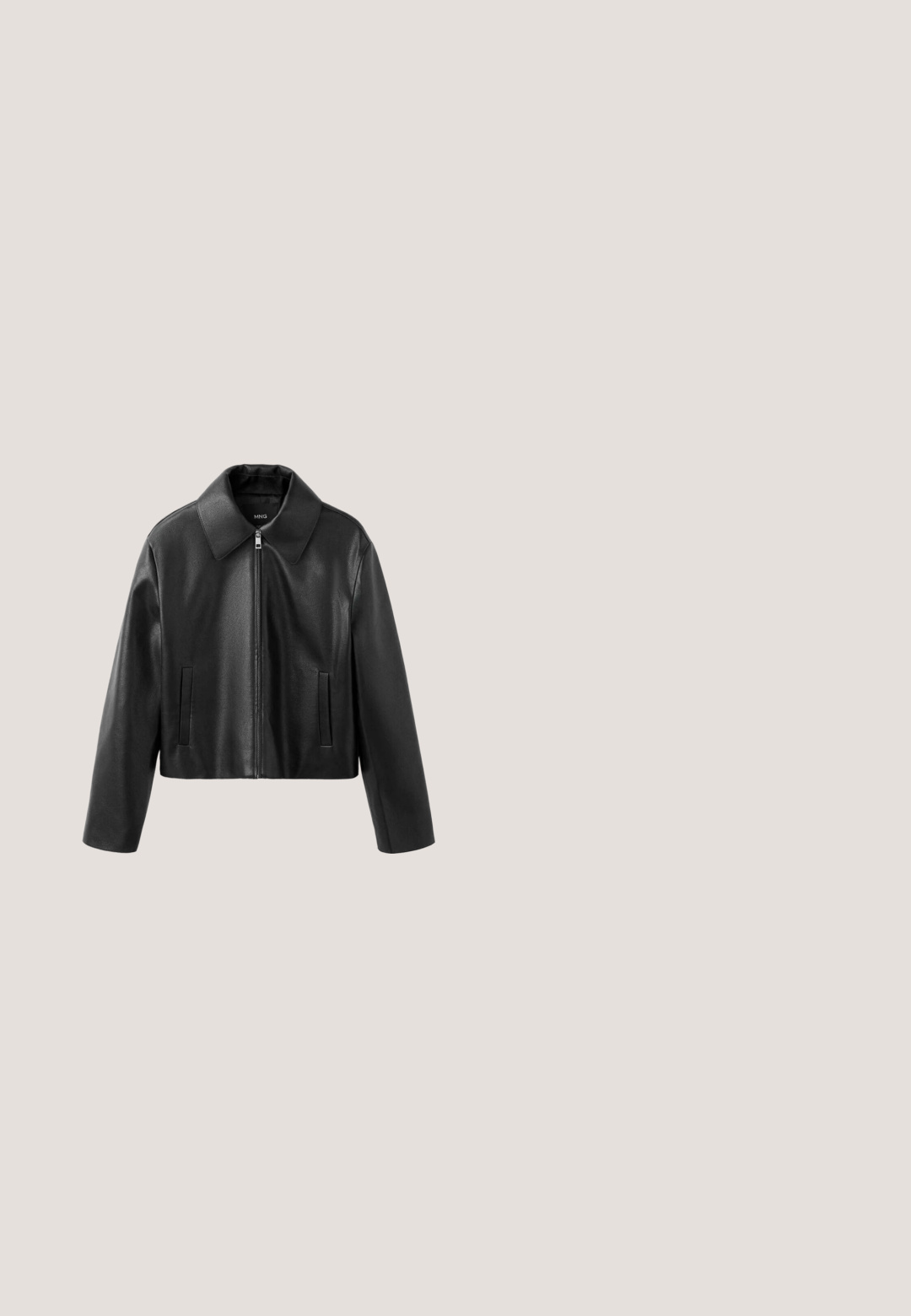 Chaqueta corta de cuero sintético negro con cuello puntiagudo, cremallera frontal y bolsillos verticales con abertura en ambos lados.; Top negro sin mangas cruzado con escote halter y detalle de lazo lateral sobre fondo blanco.; Jeans de mezclilla negra con un corte relajado, piernas rectas y un ligero desgaste. Presentan un cierre de botón y un diseño de cinco bolsillos para mayor funcionalidad.; Zapato de salón negro de charol con punta estrecha, tacón kitten, tira fina en el tobillo y hebilla dorada.; Gafas de sol negras rectangulares con acabado mate, lentes oscuros y diseño de marco angular. Presenta un sutil logo dorado en la patilla.; Bolso de mano de cuero negro con un acabado suave y texturizado, de forma redondeada y con una sola asa para el hombro. Cuenta con un cierre de cremallera.