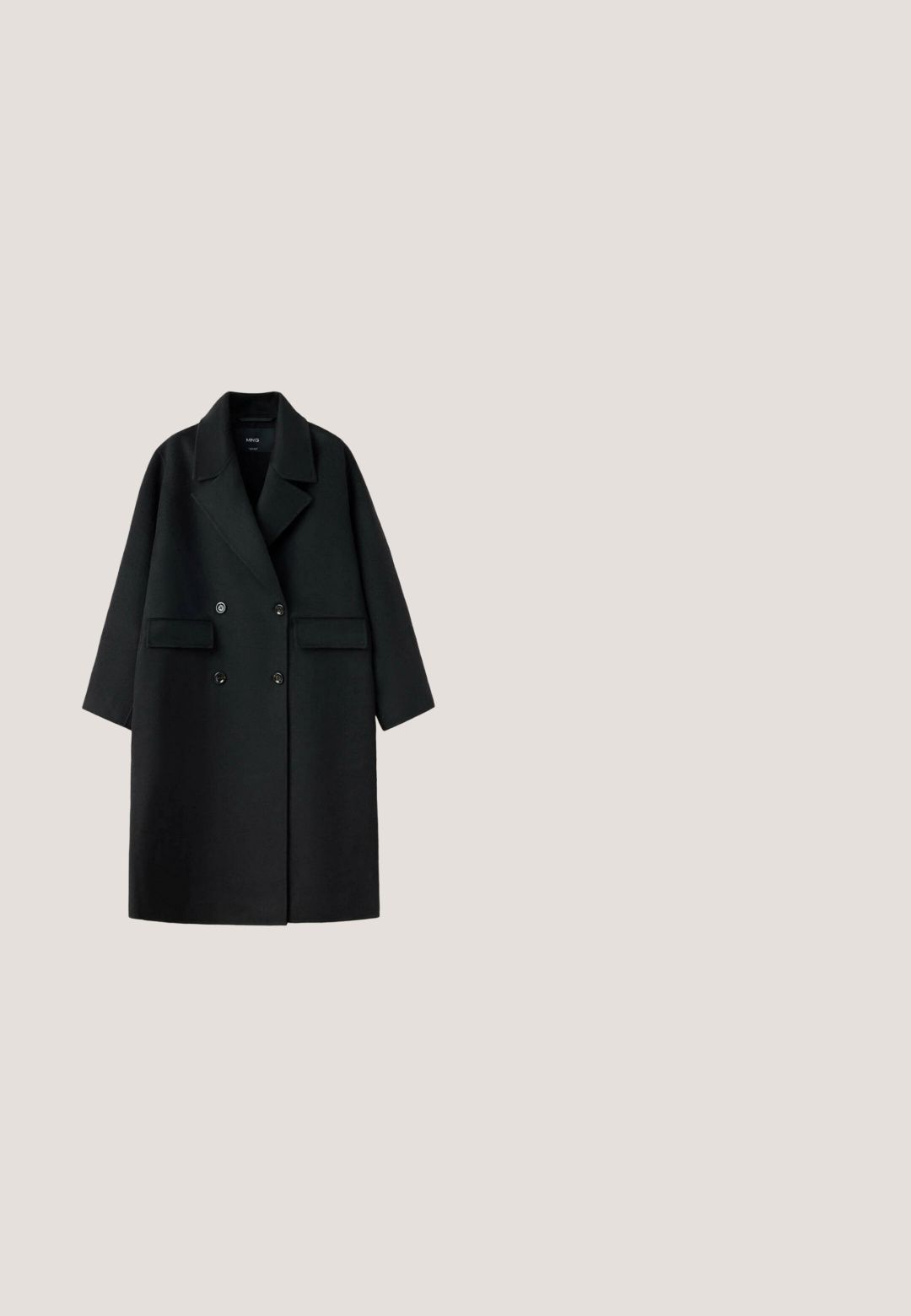 Abrigo negro de lana cruzado con solapas anchas, dos bolsillos delanteros con solapa y mangas largas, mostrado extendido sobre un fondo blanco.; Vestido maxi negro de tela transparente, con mangas largas, escote en V profundo, botones en la parte delantera y detalles recogidos en la cintura.; Bota negra para mujer hasta la rodilla con parte frontal de cuero liso y parte trasera texturizada con patrón de serpiente, tacón bajo y puntera redondeada.; CHLOÉ Gafas de sol - havana-brown; Bolso de mano negro con forma de trapecio, dos asas redondeadas, textura lisa y detalle sutil de costuras sobre fondo blanco.; Collar de cadena de oro con un colgante en forma de trébol negro. El colgante tiene una textura suave con un contorno dorado, y la cadena es delicada.