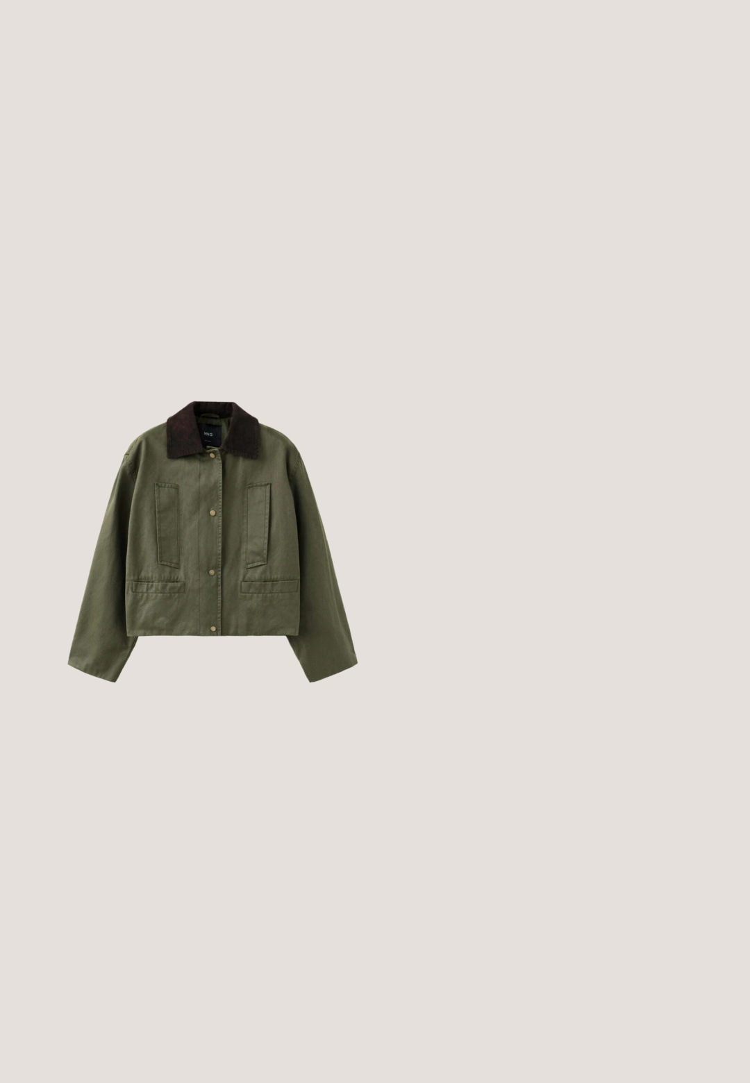 Veste courte verte avec col marron foncé, fermeture à boutons-pression à l’avant et quatre poches devant.; Haut caraco noir court avec fines bretelles, encolure droite et tissu simple à texture lisse.; Pantalon ample gris foncé avec taille et poignets élastiques, doté d'un cordon à la taille et de poches latérales.; Chaussure slingback marron à bout pointu avec un talon effilé de hauteur moyenne et une bride réglable à boucle.; Lunettes de soleil en écaille avec des montures angulaires, lentilles marron et logo "vogue" doré sur les branches. Motif texturé sur les montures.; Sac à main en daim marron foncé en forme de croissant avec une seule sangle large et une texture lisse sur fond blanc.