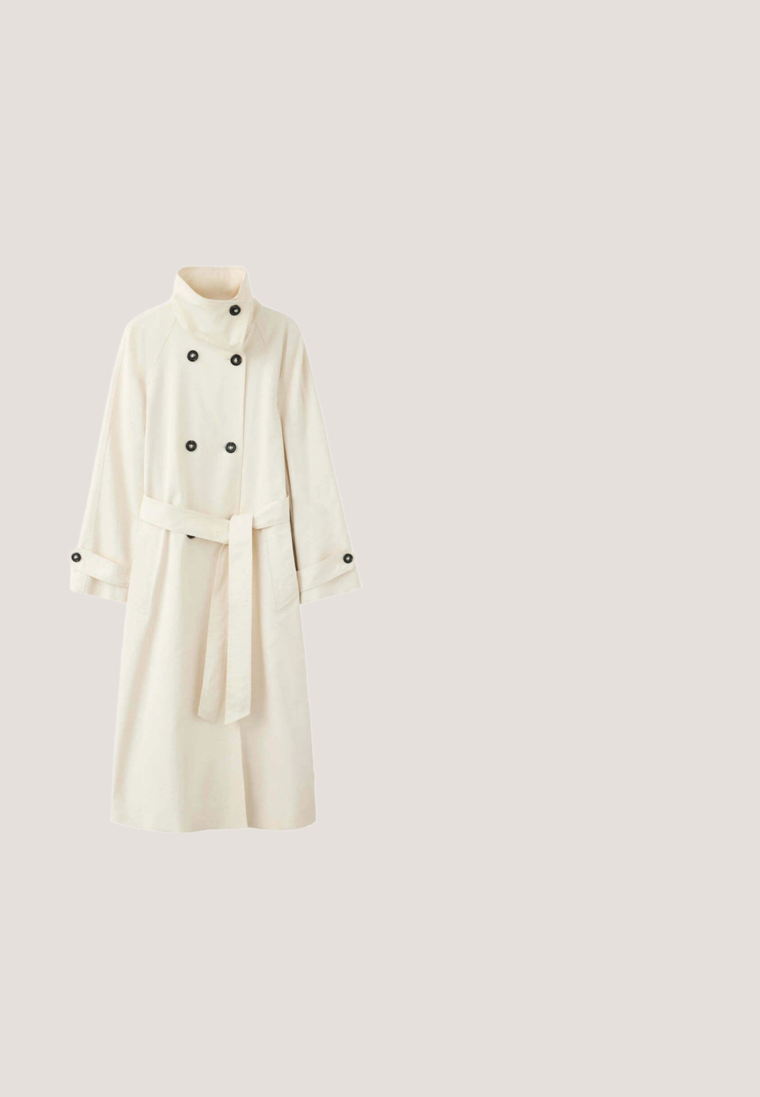 Abrigo largo color crema de doble botonadura con botones negros, cintura con cinturón, cuello alto y puños abotonados.; Top blanco sin mangas con tejido texturizado y cierre lateral con lazo en la cintura.; Pantalones acampanados blancos con una textura suave y líneas limpias, con una cinturilla de altura media y sin hardware o patrones visibles.; Bota de cowboy de cuero blanco con punta afilada, costuras negras y patrones decorativos. Presenta un tacón bajo marrón y una asa de tirón.; Gafas de sol marrón carey con forma de mariposa amplia, lentes degradados y brazos con patrón en contraste. Logotipo mostrado en la varilla.; Bolso de mano de cuero blanco con solapa curva, cierre dorado en forma de letra C, asa corta y correa de hombro desmontable.