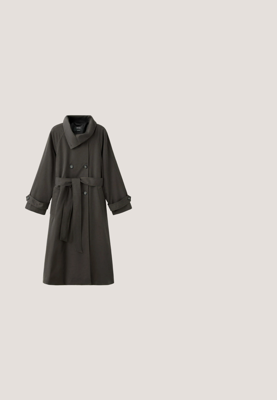 Trench-coat gris foncé croisé avec large col, poignets boutonnés, poches latérales et ceinture assortie en tissu à la taille.; Cardigan gris court en matière douce, avec manches longues, col rond et fermeture par boutons à l'avant.; T-shirt en coton noir à manches courtes, col rond et design simple. Texture douce sans motifs ni accents visibles.; Pantalon taille haute à jambes larges en gris foncé avec plis devant et large ceinture repliée, présenté sur fond blanc.; Mocassin en cuir noir à enfiler avec dessus texturé et semelle en caoutchouc à crampons, vu de côté sur fond blanc.; Grand sac cabas en cuir noir avec de fines bretelles et une ceinture fine avec une petite boucle dorée au milieu.