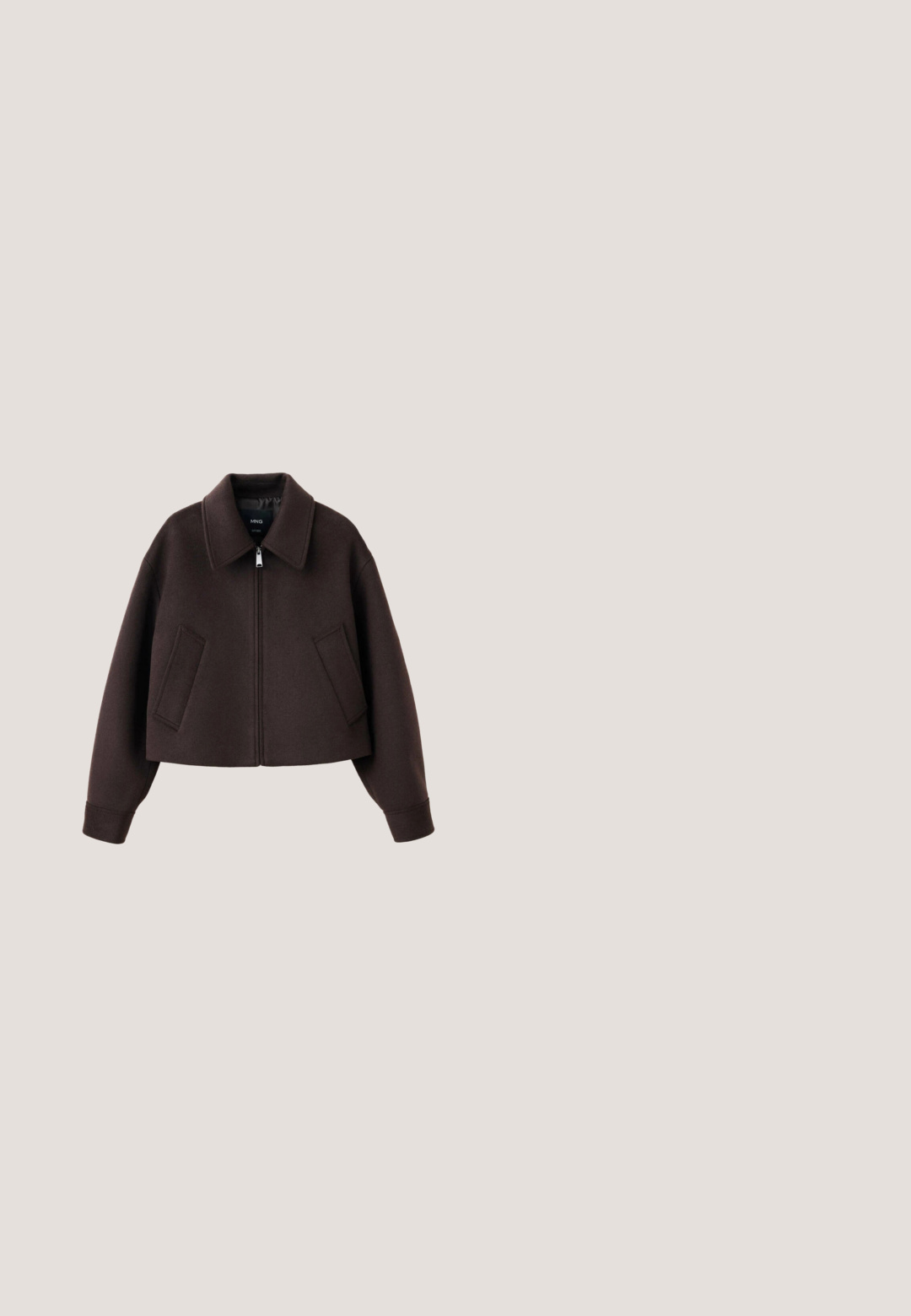 Donkerbruine cropped jas met kraag, rits aan de voorkant en twee schuine voorzakken, getoond op een witte achtergrond.; Bruine korte mouw gebreide trui met lichtbeige polkadots en een geribbelde ronde halslijn.; Uitgebreide donkerblauwe spijkerbroek met vervaagde accenten, vijf zakken en een ruwe zoom. Gemaakt van katoen met een knoopsluiting en riemlussen.; Bruine suède laarzen tot aan de knie met een ronde neus, blokhak en stiksels aan de zijkant. Gladde textuur met een matte afwerking.; Vierkante donkere bruin verlopende glazen met zwarte hoekige monturen en dunne zwarte pootjes, zonnebril geplaatst op een vlakke ondergrond.; Zwarte leren rechthoekige handtas met lange dubbele schouderbanden en een getextureerde afwerking, weergegeven tegen een effen witte achtergrond.