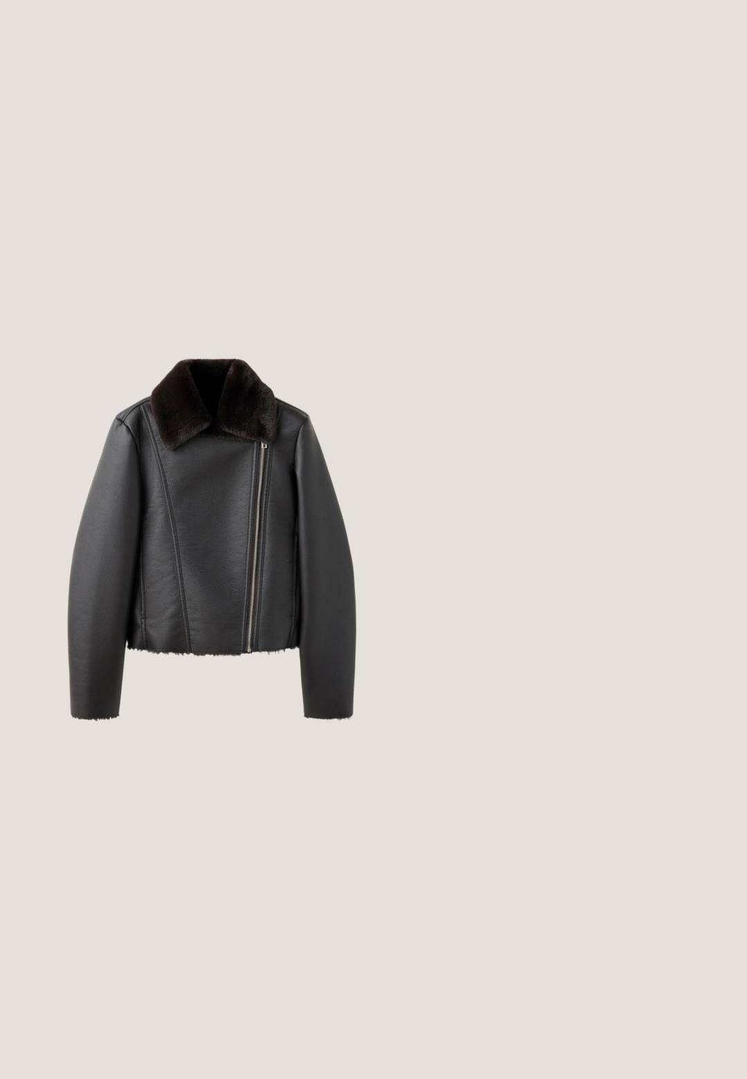 Chaqueta de cuero negra con cremallera frontal asimétrica y cuello de piel oscura y suave, mangas largas y ribete de piel en el dobladillo y los puños.; Camiseta negra de manga larga con un amplio escote redondo, colocada plana sobre un fondo blanco.; Pantalones vaqueros de pierna ancha en denim gris oscuro. Presentan bolsillos frontales y un diseño clásico de cinco bolsillos. Cierre de botón y sutiles detalles de desvanecimiento.; Botas negras hasta la rodilla hechas de cuero suave. Presentan una puntera redonda, costuras mínimas, suela plana y una cremallera lateral para facilitar su uso.; Gafas de sol Polaroid rectangulares negras con lentes polarizadas oscuras descansando sobre una superficie clara.; Bolso de mano de cuero negro con asas largas dobles, cierre de solapa y una base ancha y estructurada que se estrecha hacia arriba.