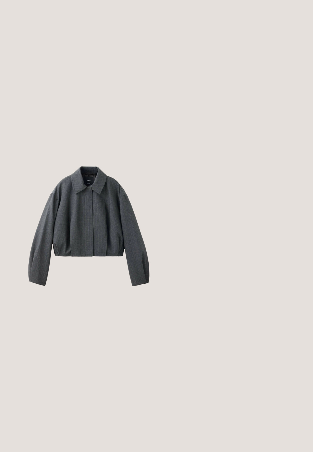 Veste courte gris foncé avec manches longues, large col et fermeture avant cachée, en tissu texturé.; Pull tricot coupe courte gris foncé à manches courtes avec col rond, présentant une coupe ample et des manches raglan, fabriqué à partir d'un tissu doux et texturé.; Pantalon droit à carreaux gris avec passants de ceinture et poches latérales, conçu pour un port formel ou professionnel.; Mocassins noirs en cuir avec un bout arrondi, des accents cousus et une texture lisse ; semelle légère avec un petit talon.; Lunettes rectangulaires noires avec verres clairs et montures fines, avec un logo doré "QUAY" sur la branche.; Sac à main en daim noir avec un haut arrondi, des poignées courtes et un logo en relief subtil. Présente des coutures noires contrastantes et une forme structurée.