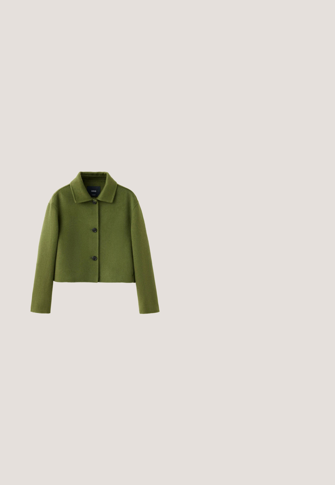 Veste courte en laine vert olive avec col et trois boutons noirs sur le devant, manches longues et texture lisse.; Pull court à manches longues vert olive avec larges poignets et taille côtelés, et un large col rond.; Pantalon large couleur vert olive avec un devant plissé, deux poches latérales et une fermeture à boutons. Confectionné en tissu texturé.; Botte de pluie en caoutchouc brun foncé avec une finition brillante, design montant jusqu'au genou, sangle réglable en haut et semelle crantée pour une meilleure adhérence.; Lunettes de soleil aviator translucides vert foncé avec des verres légèrement teintés et une monture à double pont, vues de face.; Sac à main en cuir vert foncé avec double poignées, détails de boucle à l'avant et bandoulière amovible.
