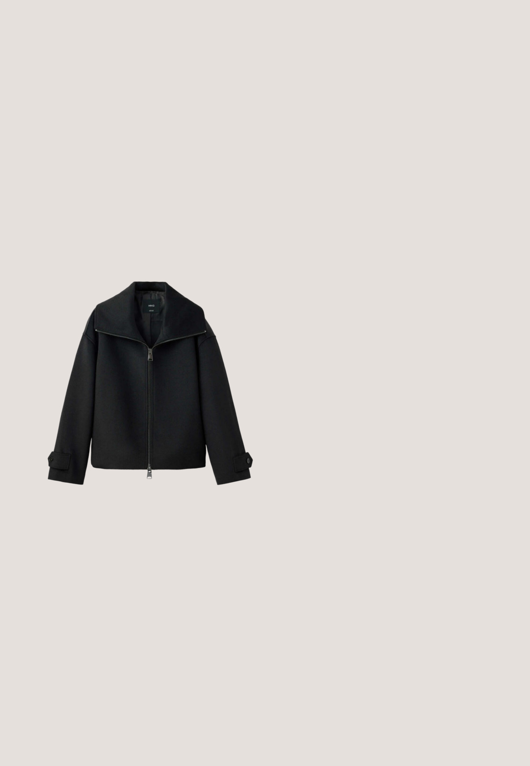 Schwarze Reißverschlussjacke mit weitem Kragen und geknöpften Manschetten, auf weißem Hintergrund dargestellt.; Schwarz-weiß gestreiftes, ärmelloses Top mit rundem Ausschnitt, flach auf einem weißen Hintergrund liegend.; Weite Jeans aus dunkelgrauem Denim. Mit Fronttaschen und klassischem Fünf-Taschen-Design. Mit Knopfverschluss und dezenten Ausbleichdetails.; Schwarzer Leder-Stiefelette mit spitzer Spitze und niedrigem Blockabsatz, Seitenansicht vor weißem Hintergrund.; Große schwarze Leder-Tasche mit dünnen Schulterriemen und einem schmalen Gürtel mit einer kleinen goldenen Schnalle in der Mitte.; Offene, glatte silberne Choker-Halskette mit einem sanft verdrehten Design und einer polierten reflektierenden Oberfläche.