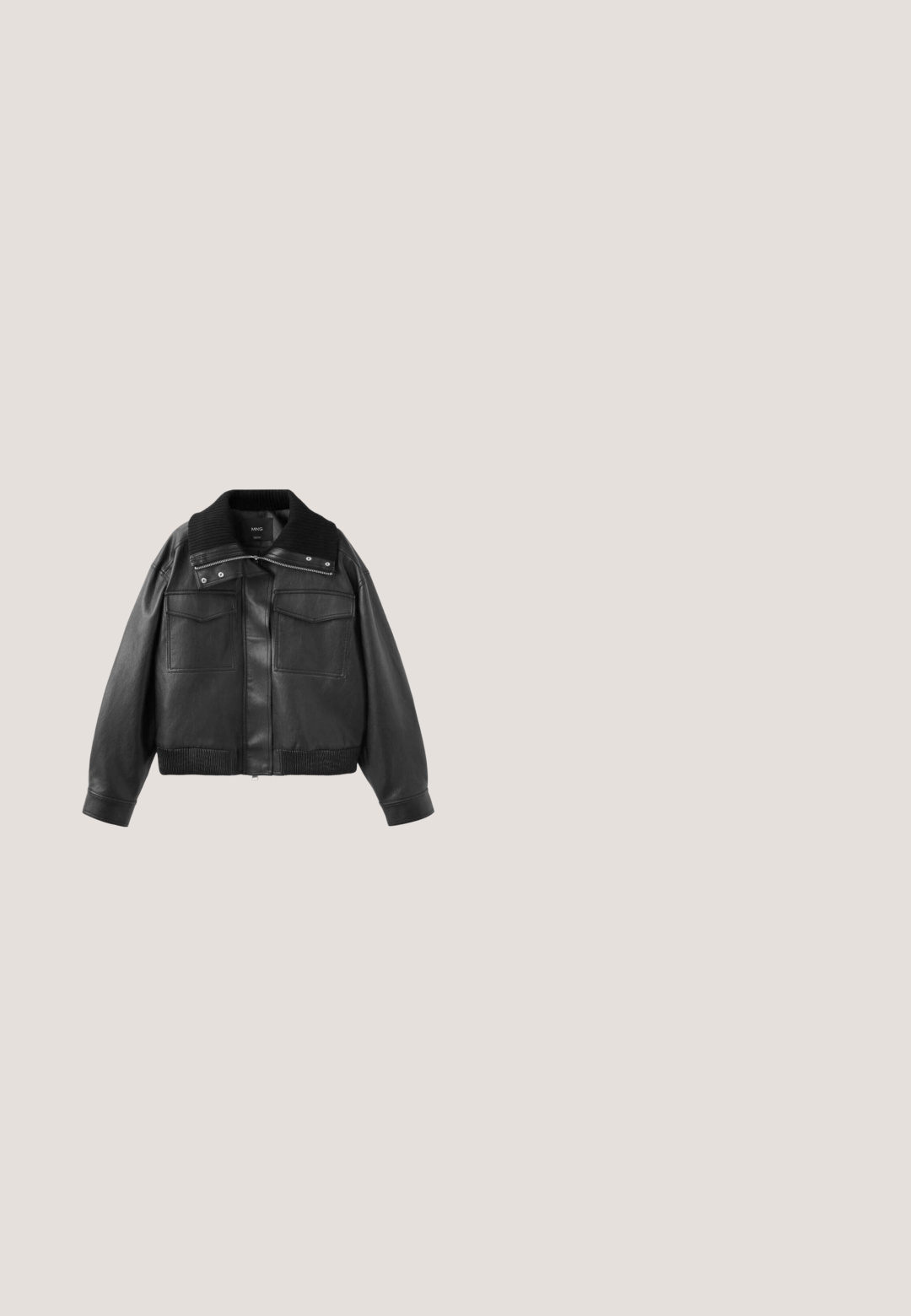 Schwarze Lederjacke mit Frontreißverschluss, zwei Brusttaschen mit Klappen, geripptem Kragen und Saum sowie langen Ärmeln.; Schwarzes, kurzärmliges Baumwoll-T-Shirt mit rundem Halsausschnitt, Standardpassform und sichtbarem innerem Nackenetikett.; Weite Jeans aus dunkelgrauem Denim. Mit Fronttaschen und klassischem Fünf-Taschen-Design. Mit Knopfverschluss und dezenten Ausbleichdetails.; Schwarzer Leder-Stiefeletten mit spitzer Zehenpartie und schlankem mittelhohem Absatz, glatter Oberfläche und abgestepptem oberen Bund.; Schwarze rechteckige Sonnenbrille mit bernsteinfarben getönten Gläsern, die auf einer hellen Oberfläche liegt, Markenname auf den Bügeln sichtbar.; Große schwarze Ledertasche mit zwei langen Griffen und einem kleinen Metallverschluss in der vorderen Mitte.