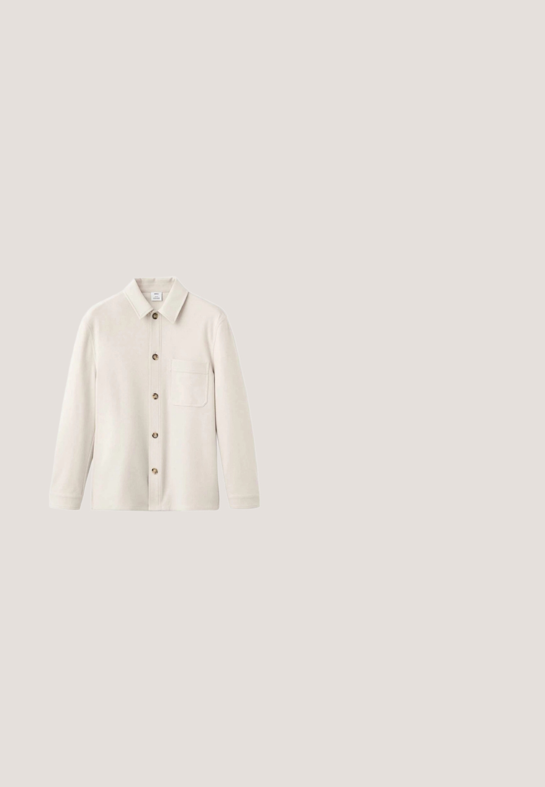Chemise beige clair avec un col classique, cinq boutons sur le devant et une poche poitrine ; fabriquée en tissu doux et texturé.; Pull crème en tricot doux, avec un col rond, des manches longues et des poignets et un bas côtelés. Design simple sans motifs.; Polo beige à manches courtes avec col et trois boutons, présenté sur fond blanc sans logo de marque visible.; Pantalon décontracté beige avec taille élastique, bouton, cordon de serrage, deux poches latérales et jambes fuselées.; Scarosso GIACOMO - Bottines - taupe suede; Housse d’ordinateur portable en cuir marron avec poche zippée horizontale à l’avant et petit logo embossé en haut au centre.