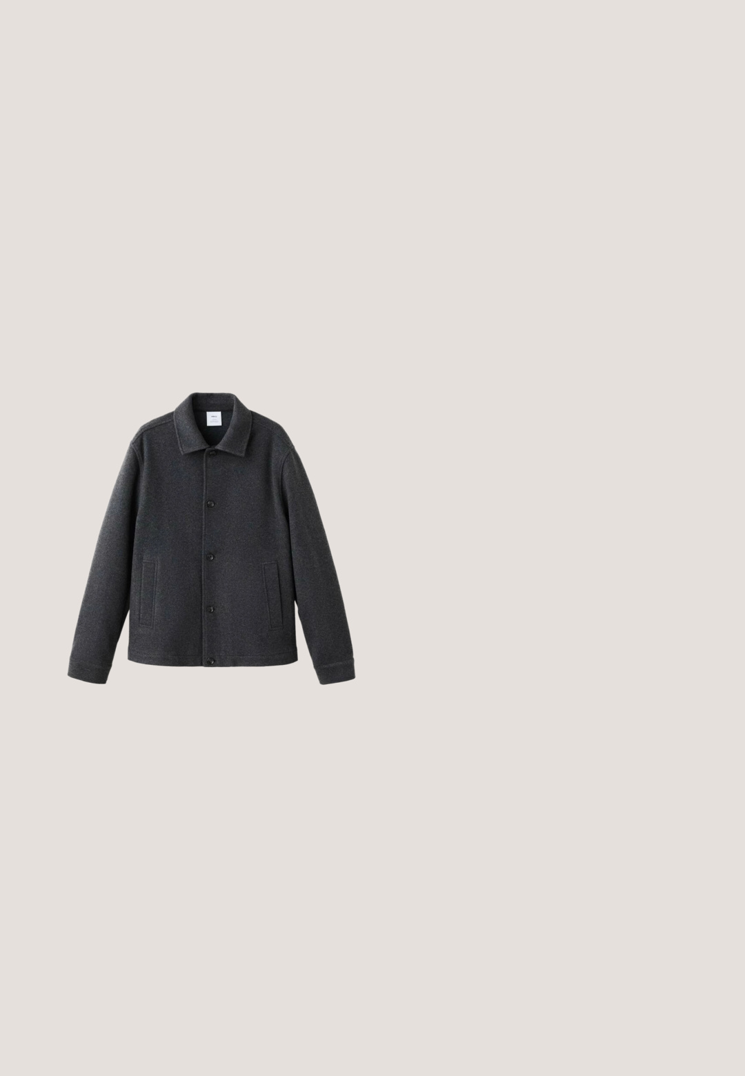 Grå uldblandet jakke med krave, knaplukning foran og to sidelommer. Struktureret design med glat tekstur.; Sort langærmet polo-skjorte lavet af blødt stof, med klassisk krave, tre knapper og ribbede manchetter og kant.; Sort skjorte med lange ærmer med knapper, spids krave og knappede manchetter, vist fladt på hvid baggrund.; Sorte, vidde-bensbukser med en glat tekstur, enkelt knaplukning og forlommer, med et klassisk, skræddersyet design.; Sorte Chelsea-støvler lavet af ruskind med elastiske sidelapper, glat overflade, rund tå og en løkkeramme på hælen. Flad gummisål.; Sort læder rektangulær toilettaske med lynlås på toppen, vist på en hvid baggrund.