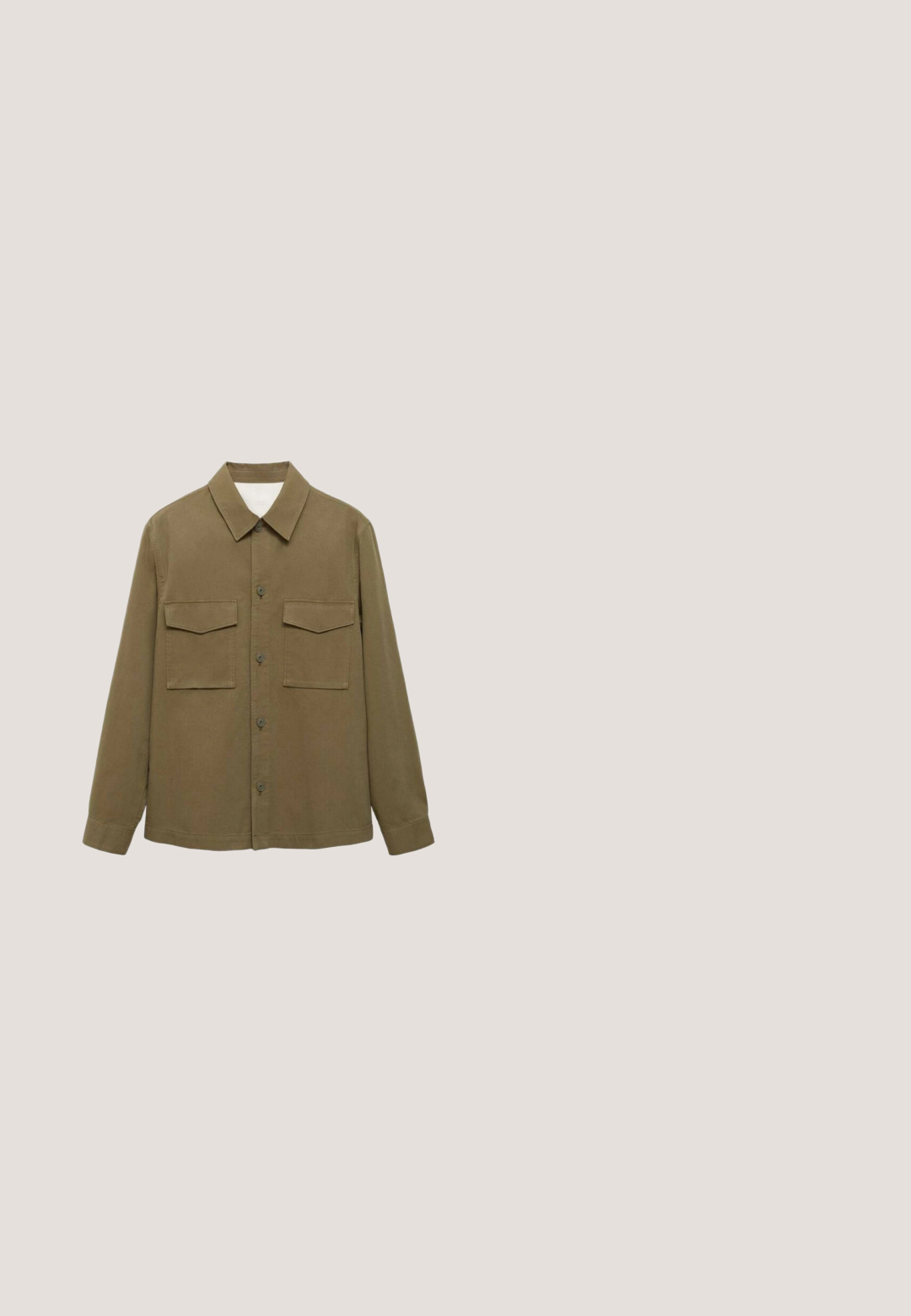 Olijfgroene, langslievende shirt van katoen met een button-down kraag, twee borstzakken en een rechte zoom. Gladde, matte textuur.; Crème kleurige sweatshirt met een geribde halslijn en boorden. Heeft een losse pasvorm, zachte textuur en geen zichtbare patronen of graphics.; Effen wit oversized T-shirt met korte mouwen en een ronde hals, met een zwart label aan de binnenkant van de achterkant van de kraag, getoond op een lichte achtergrond.; Tan rechte broek met een gestructureerd oppervlak, voorzien van een voorste knoopsluiting en gestikte details op de tailleband.; Witte lage sneaker met veterluiting aan de voorkant en een gestructureerde rubberen zool tegen een neutrale achtergrond.; Crèmekleurige canvas boodschappentas met voorvak, twee handvatten, verstelbare schouderriem en kleine gele "O.N.S" tekst rechtsonder op het vak.