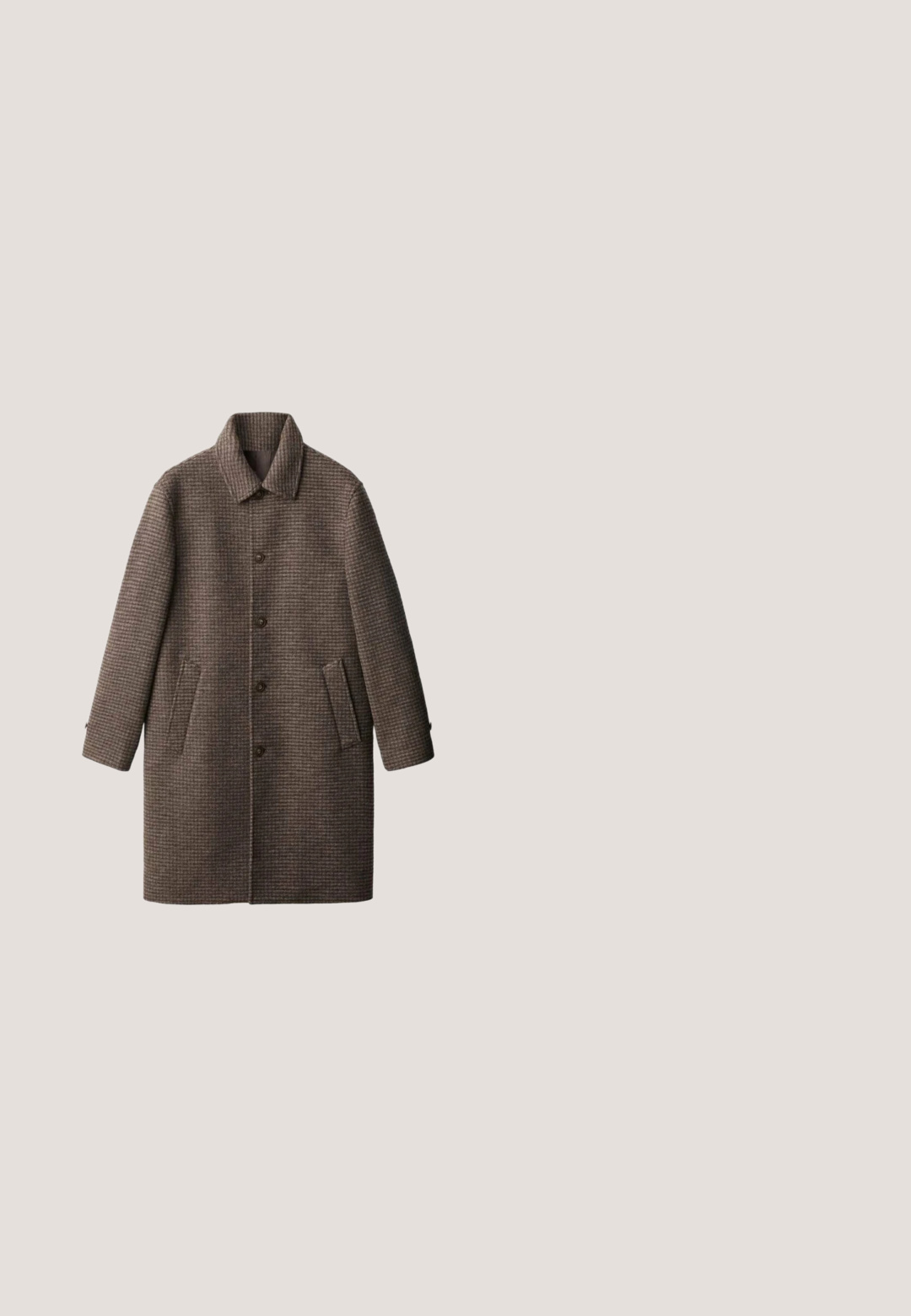 Brunternet frakke lavet af struktureret stof, med krave, frontknapper og to sidelommer.; Brun ribbet højhalset sweater med lange ærmer, der har en bred krave og struktureret strikkemønster. Blødt materiale, afslappet pasform.; Brun skjorte med lange ærmer og knapper foran, med krave, lavet af tekstureret stof, vist fladt mod en hvid baggrund.; Brune bukser med lige ben-design, der har knaplukning og folder, lavet af glat stof. Ingen synlige lommer eller mønstre.; Brune ruskinds Chelsea-støvler med elastiske sidepaneler, rund tå og en trækflig. Har en flad sort sål og kontrastsyninger.; Brun læder rejsetaske med robuste håndtag, en aftagelig skulderrem og en glat tekstur. Har lynlåslukning og rektangulær form.