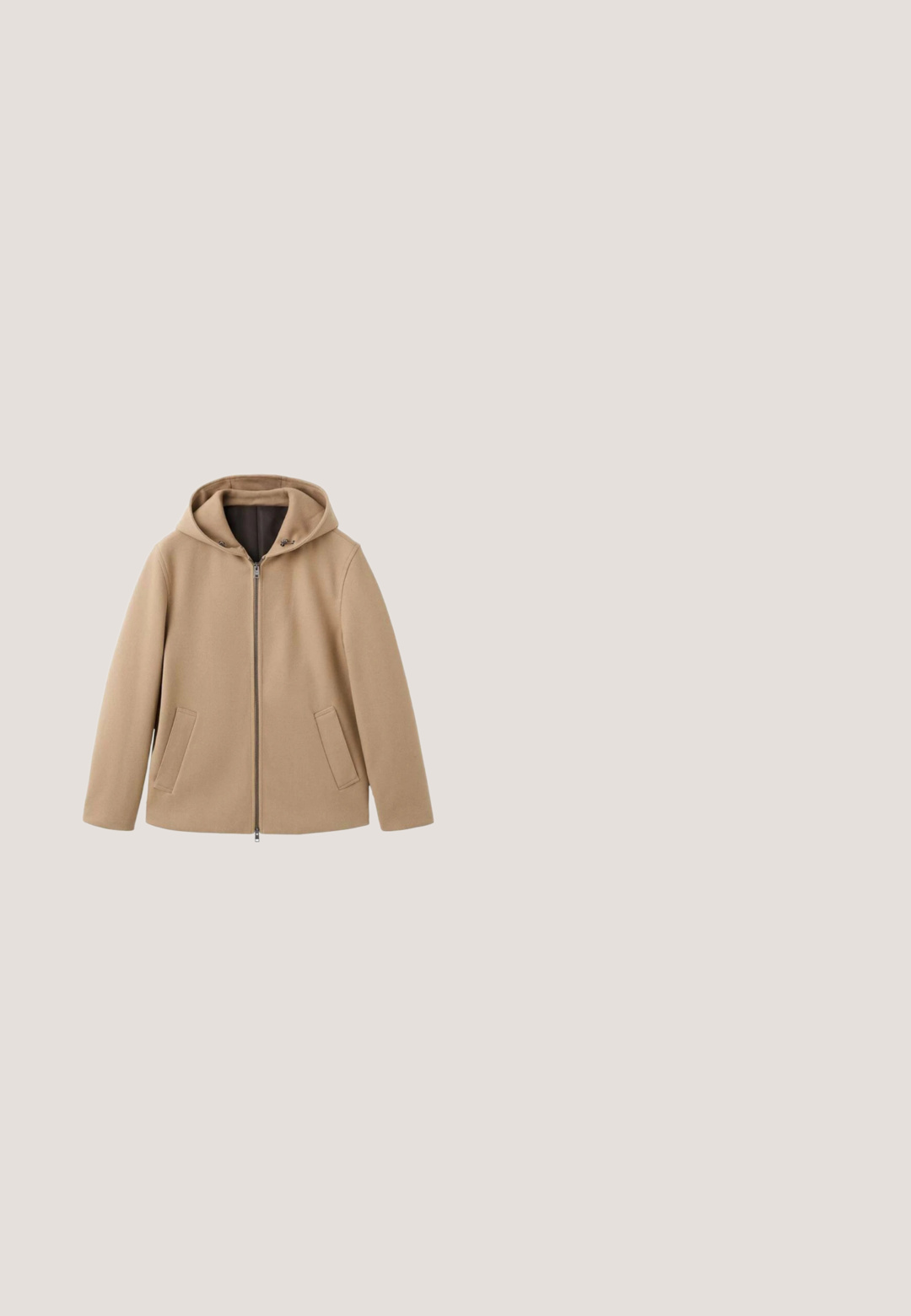 Beige hættetrøjejakke lavet af blødt stof, med frontlynlås, to sidelommer og en løs pasform. Glat tekstur, minimalistisk design.; Orange langærmet trøje med rund hals, ribbede manchetter og kant, blød tekstur og et lille logo på brystet. Lett strikket stof.; Beige kortærmet strikket polo med tekstureret mønster, halvlukket lynlås foran, ribstrikkede manchetter, krave og kant.; Hvidt stof med en glat tekstur, der har en enkelt knaplukning, et plisseret design og pæne syninger.; Hvide sneakers med et struktureret gråt ruskindsgennemsnit, hvide mesh-paneler og en beige gummisål, der har et minimalistisk design og logodetalje.; Solbriller med skildpaddemønster, runde, gradientbrune linser og et slankt stel.