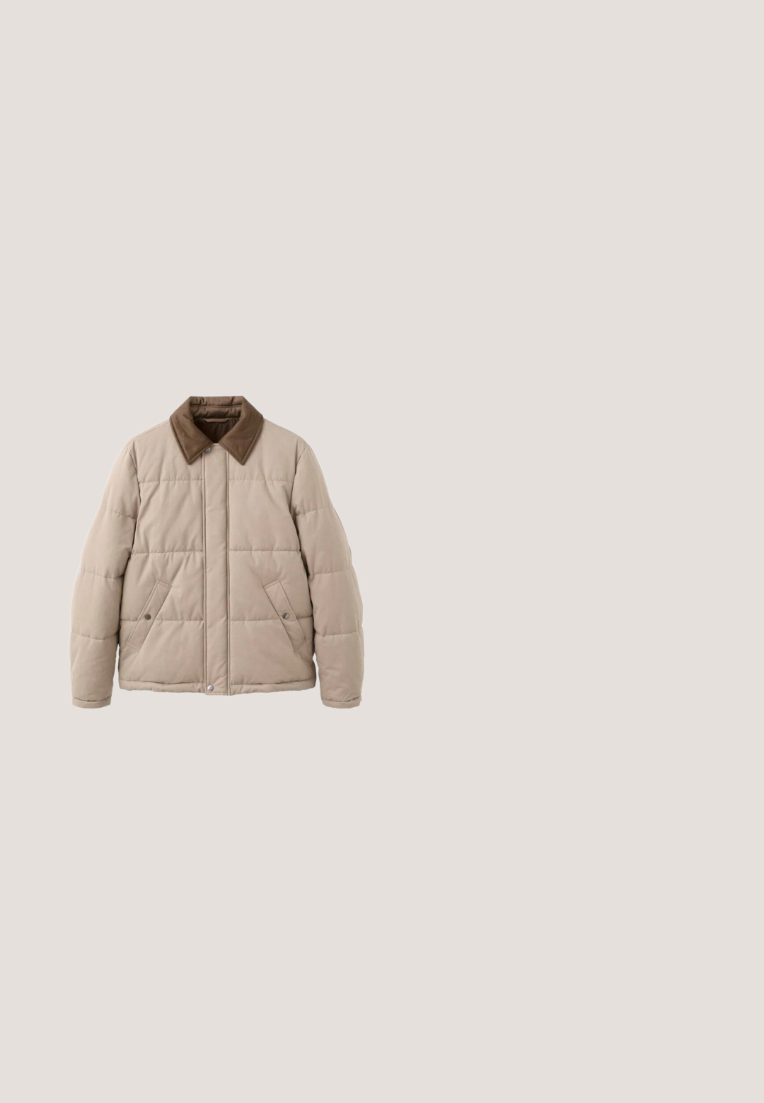 Beige wattierte Jacke mit braunem Cordkragen, Druckknopfverschluss und zwei Fronttaschen. Mit gesteppten Nähten für strukturierte Details.; Beige gerippter Pullover mit hohem Kragen und halbem Reißverschluss. Lange Ärmel und ein figurbetonter Saum ergänzen das strukturierte Aussehen.; Beiges T-Shirt mit kurzen Ärmeln und Rundhalsausschnitt, sichtbaren Nähten an den Schultern und einem kleinen weißen Etikett innen am Kragen.; Beige gerade geschnittene Hose mit vorderer Knopf- und Reißverschluss, Gürtelschlaufen und abgesteppten Säumen.; Braune Wildleder-Stiefeletten mit glatter Oberfläche, robuster Gummisohle und einer Zuglasche auf der Rückseite für einfaches Anziehen.; Leinentasche mit cremefarbenem Körper, braunen Lederakzenten, Reißverschluss und seitlichem Griff für einfachen Transport. Mit einem Logopatch auf der Vorderseite.