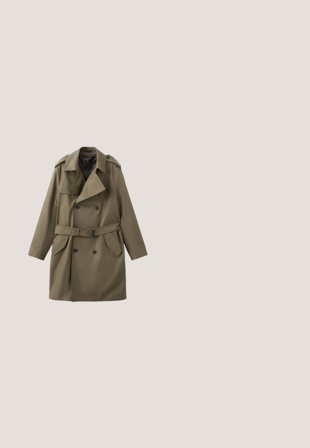 Abrigo tipo trench color verde oliva con botones dobles, solapas anchas, cintura con cinturón y bolsillos laterales. Fabricado con tela lisa y resistente.; Camisa de manga larga beige hecha de lino. Cuenta con un cierre de botones en la parte delantera, cuello clásico y un logo sutil en el pecho. Textura ligera.; Joggers ligeros de algodón blanco con cintura elástica, cierre con cordón y un corte relajado. Textura suave sin patrones ni acentos.; Botín de ante en marrón claro con punta redondeada, una correa lateral y hebilla, y un tacón de madera apilada. Textura suave y detalles mínimos.; Gafas de sol cuadradas con montura carey, lentes marrones y delgados detalles metálicos en dorado, exhibidas sobre una superficie blanca.; Bolsa de lona beige con asas de cuero marrón, detalles en las esquinas y una placa de logo dorada en el centro frontal.