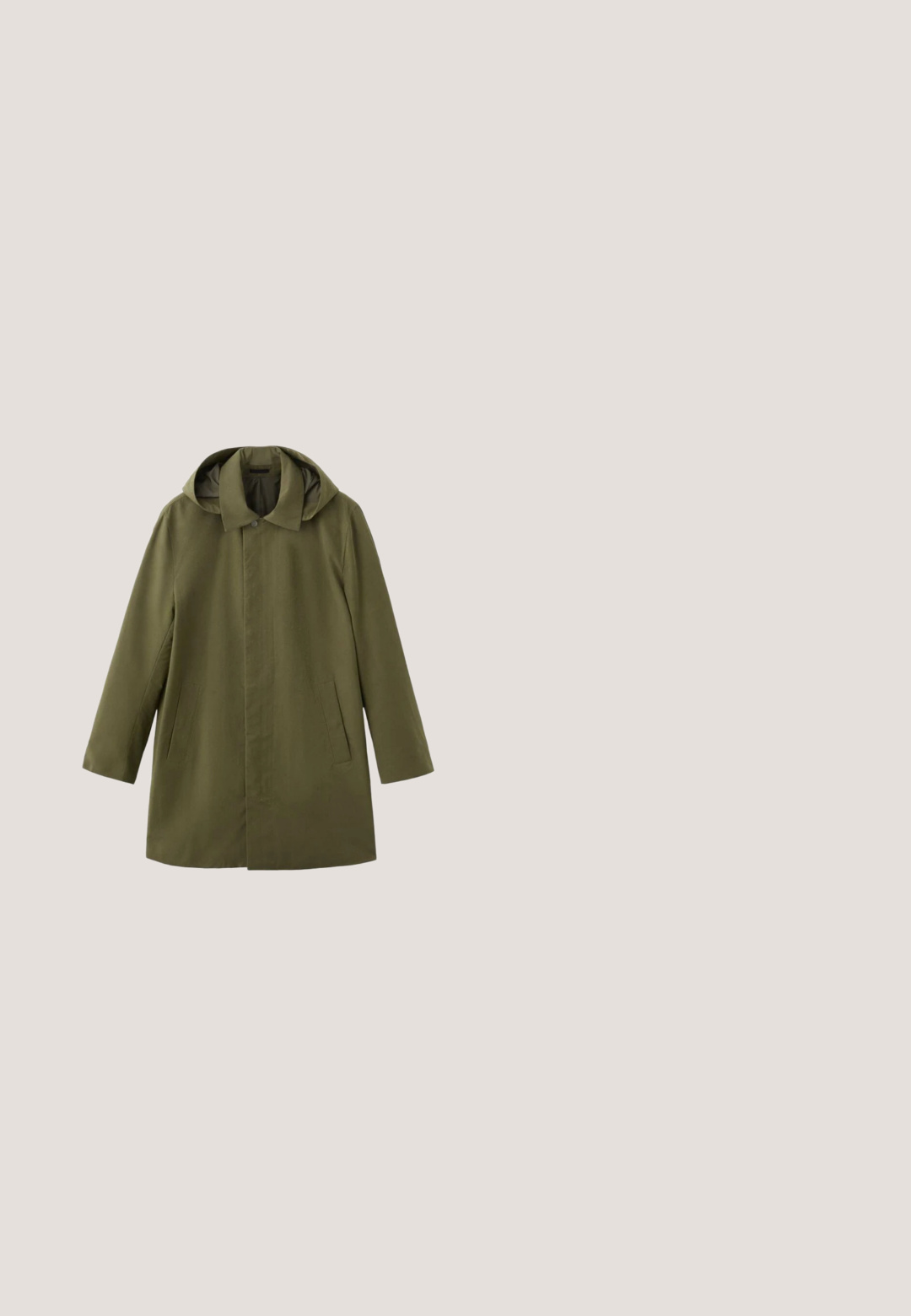 Manteau vert olive longueur genoux avec manches longues, boutons dissimulés à l'avant, deux poches latérales et capuche attachée.; Pull beige côtelé avec un col montant et une fermeture éclair à moitié. Les manches longues et le design ajusté à l'ourlet accentuent l'apparence texturée.; Chemise à manches longues gris clair avec boutons, rayures verticales discrètes, col pointu et poignets boutonnés, présentée sur un fond blanc.; Pantalon formel beige sur mesure avec pli avant, poches latérales, passants de ceinture et fermeture par bouton sur fond blanc.; Bottine en daim marron avec trois œillets, lacets noirs, semelle cousue et talon empilé sur fond blanc.; Sac fourre-tout rectangulaire vert olive avec poignées en cuir noir et bandoulière noire réglable, présenté sur un fond blanc.