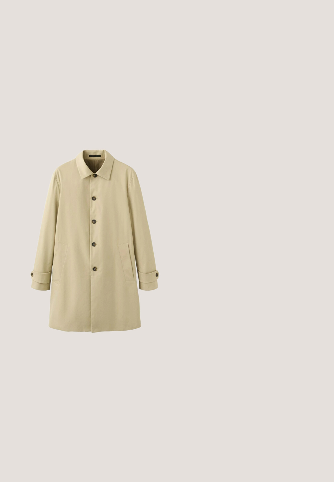 Trench-coat beige à simple boutonnage avec quatre boutons foncés, poches latérales, col classique et brides boutonnées aux manches.; Pull en tricot texturé couleur crème avec manches longues et poignets, col et ourlet côtelés, présenté sur fond blanc.; Chemise blanche à manches longues avec boutons, col pointu et poignets, affichée sur fond blanc.; Pantalon beige sur mesure avec passants de ceinture, fermeture à boutons sur le devant, poches latérales et coupe slim.; Chaussure habillée en cuir noir avec double bride de moine, boucles argentées et talon bas, vue de côté extérieur sur fond blanc.; Trousse de toilette rectangulaire noire en cuir avec poche zippée à l'avant et anse latérale sur fond blanc.