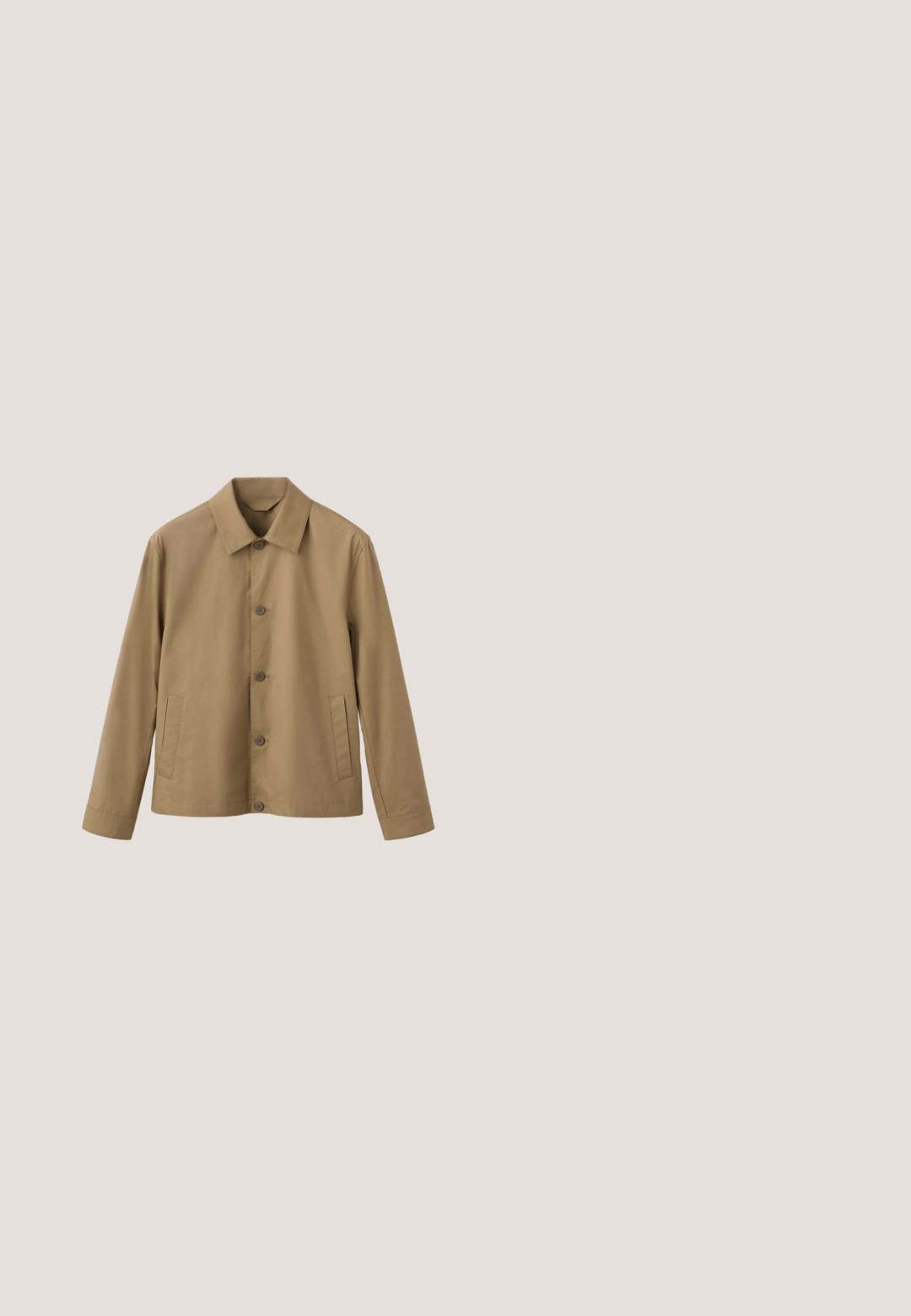 Veste marron clair boutonnée, manches longues, col et deux poches latérales sur fond blanc.; Pull polo en tricot beige à manches longues avec texture côtelée, trois boutons sur la patte de boutonnage et un col, avec un bord plus foncé aux poignets.; Pull en maille beige à manches courtes avec fines rayures horizontales blanches et encolure ronde, posé à plat sur fond blanc.; Shorts décontractés beige avec taille élastique et cordon de serrage, longueur au genou, en tissu léger.; Botte de pluie en caoutchouc marron avec une finition texturée, bout arrondi et semelle extérieure en tan contrastant. Présente une étiquette de marque près du haut.; Serviette en cuir brun foncé avec double poignée, poche avant zippée et bandoulière amovible sur fond blanc.