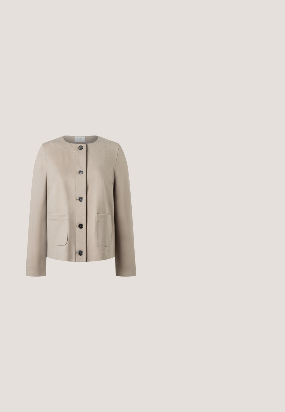 Chaqueta beige abotonada con cuello redondo, dos bolsillos frontales parche y mangas largas, mostrada sobre un fondo blanco.; Top de punto de manga corta color crema con escote redondo y sutil patrón de puntos texturizados, presentado sobre un fondo blanco.; Pantalones de pierna ancha en tela beige claro con una textura suave. Presenta dos costuras verticales y un corte limpio y uniforme en el dobladillo.; Zapato mocasín de ante beige con punta redondeada, suela plana de goma y un lazo decorativo en la parte delantera. Textura suave en toda su superficie.; Bolso tote beige y marrón con asas largas, ribete de cuero, detalle de lazo en la parte frontal y dos bolsillos laterales, diseñado para el uso diario.; Delicado collar de cadena de plata con colgante ovalado que presenta cristales incrustados y una pequeña etiqueta triangular de la marca cerca del broche.