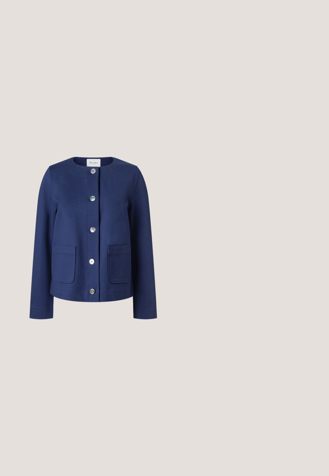 Donkerblauwe damesjas met ronde halslijn, lange mouwen, knoopsluiting aan de voorkant en twee opgestikte zakken aan de voorkant.; Marineblauwe en witte horizontaal gestreepte top met korte mouwen, ronde halslijn en gouden knopen op de schoudernaden.; Donkerblauwe denim jeans met een rechte pijpdesign, vijf zakken en een raw hem. Voorzien van contrasterende stiksels en een metalen knoopsluiting.; Marineblauwe leren bootschoenen met een afgeronde neus, veteraccenten en metalen veterogen. Voorzien van een tankleurige rubberen zool en subtiele branding aan de zijkant.; Donkerblauwe leren schoudertas met halve maanvorm, goudkleurige gesp, verstelbare band en ritstasje aan de bovenkant op een witte achtergrond.; Gouden oorringen met onregelmatige halve maanvormen gevuld met glanzende donkerblauwe emaille, gepresenteerd op een witte achtergrond.